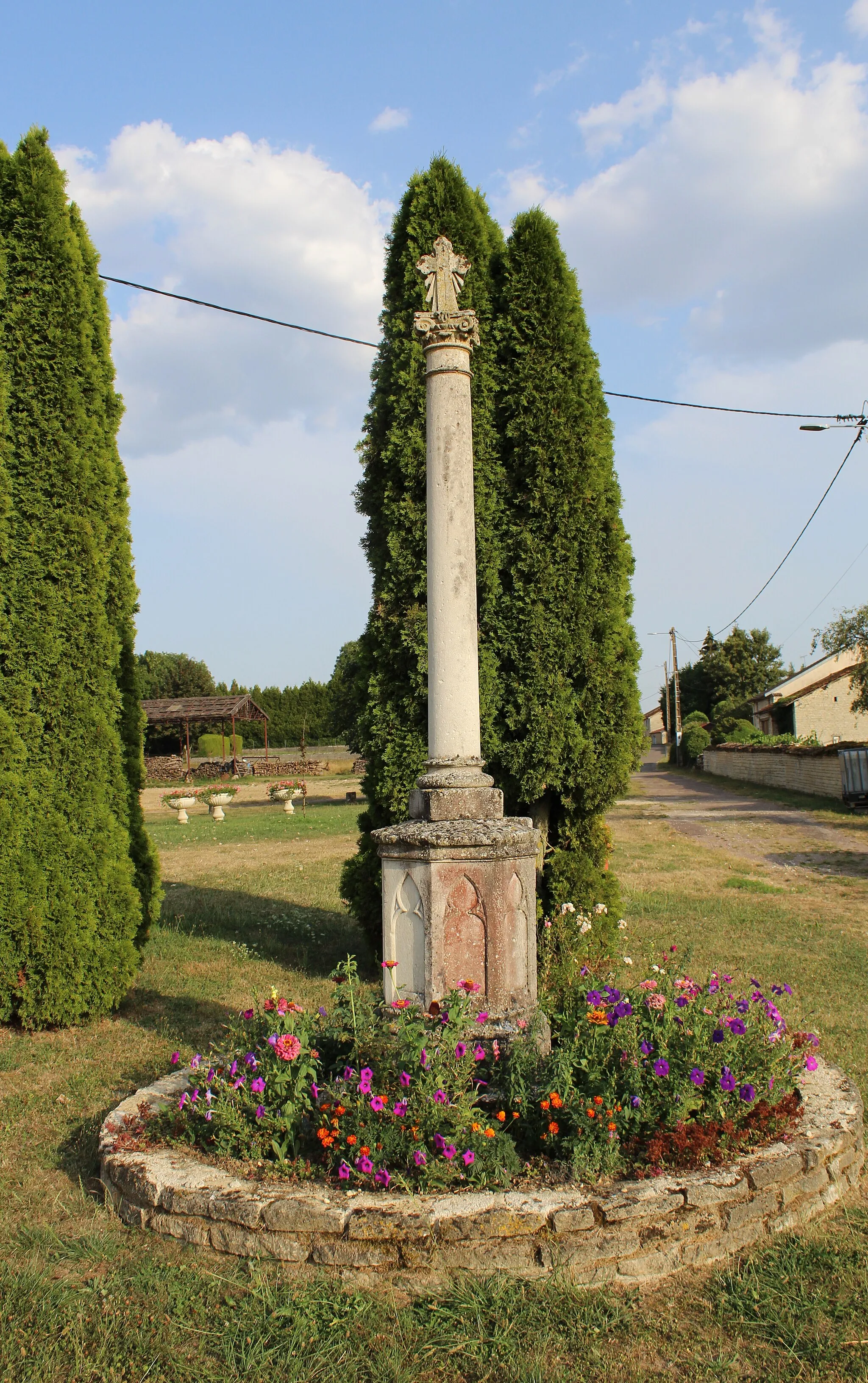 Photo showing: Le calvaire de Saint-Martin-sur-la-Renne