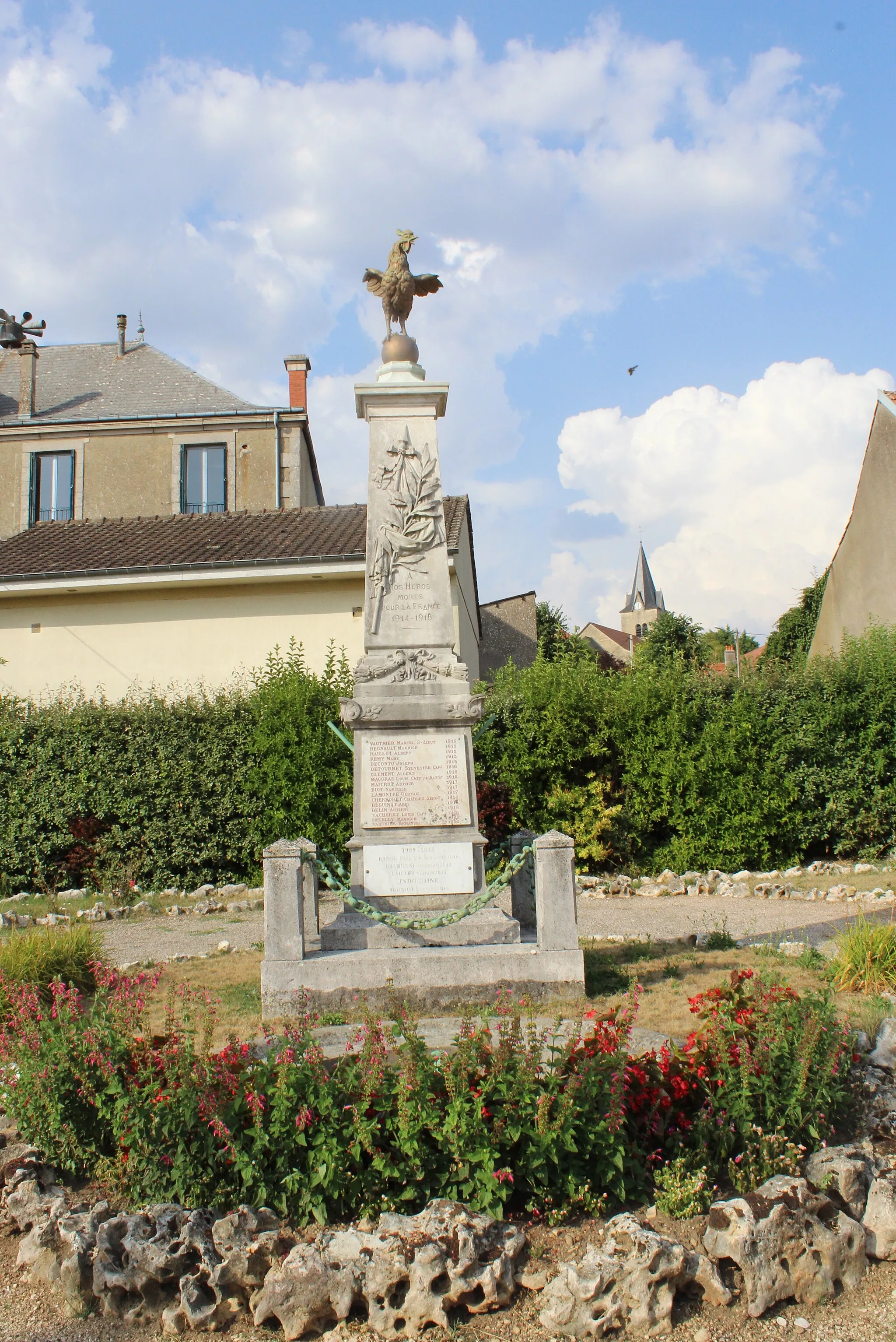 Photo showing: Le monument aux morts.