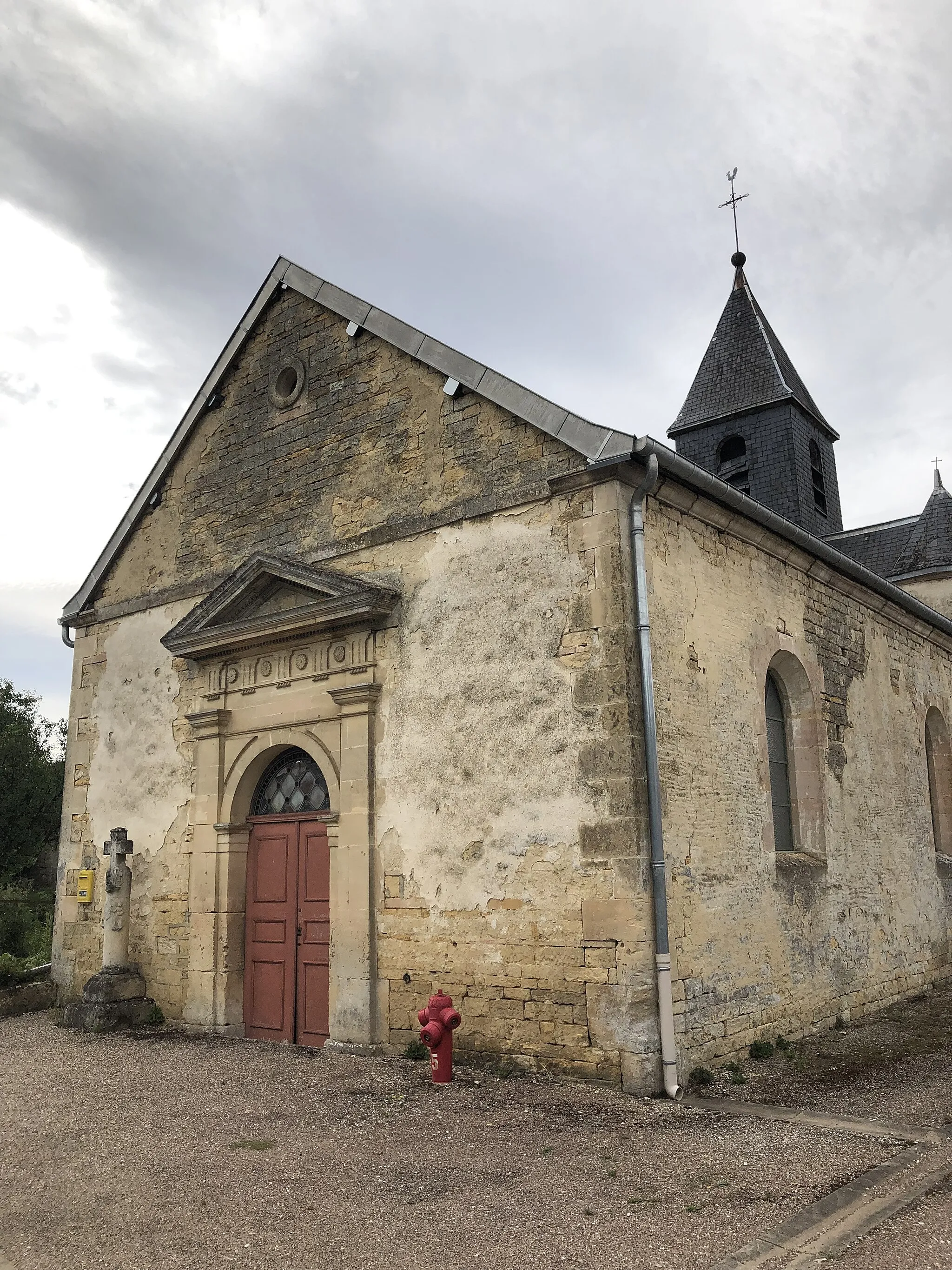 Photo showing: On peut observer la croix construite par Claude de Lorraine au pied de l'église.