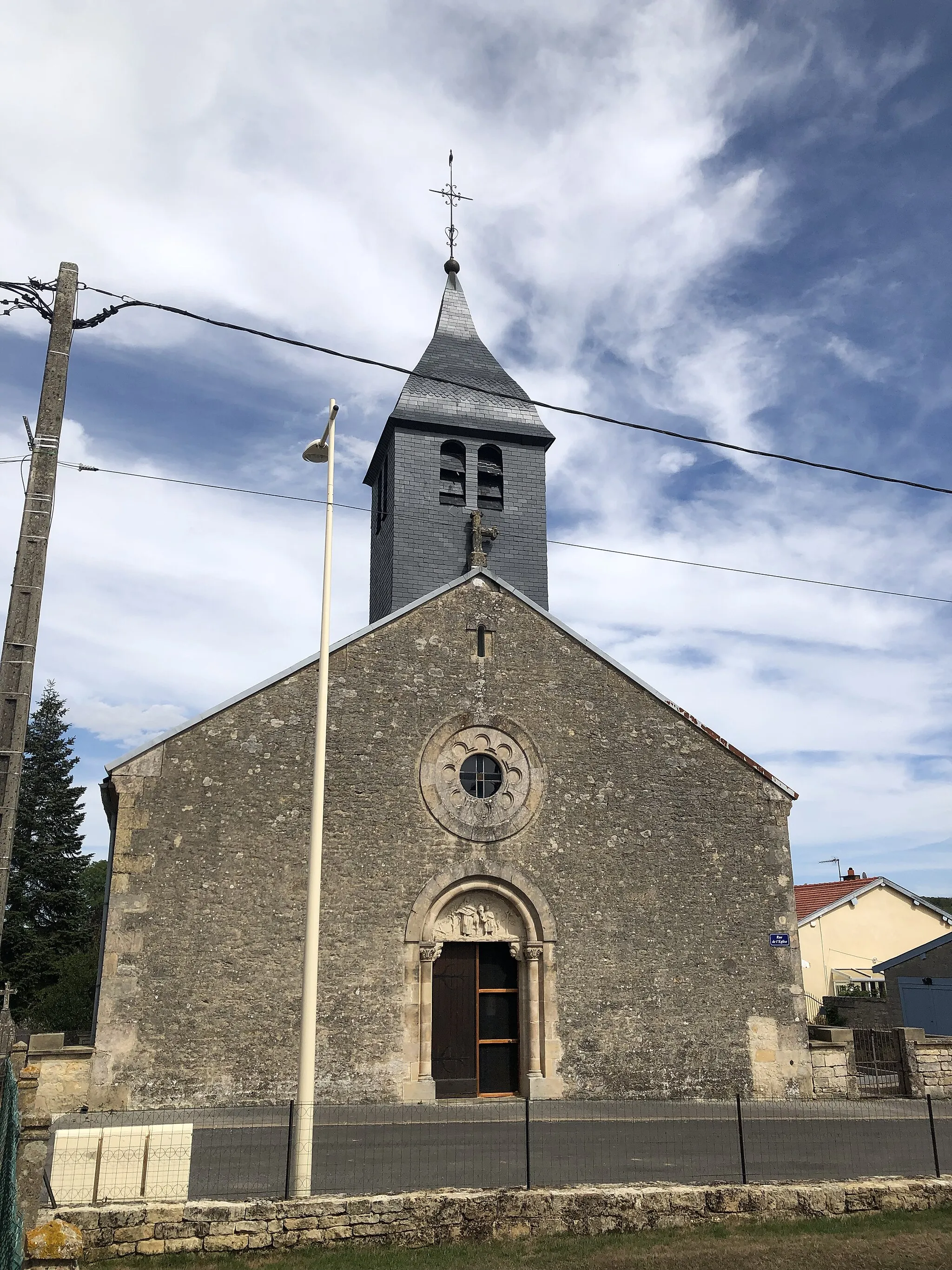 Photo showing: Vue de face de l'église de Ferrière (2022).