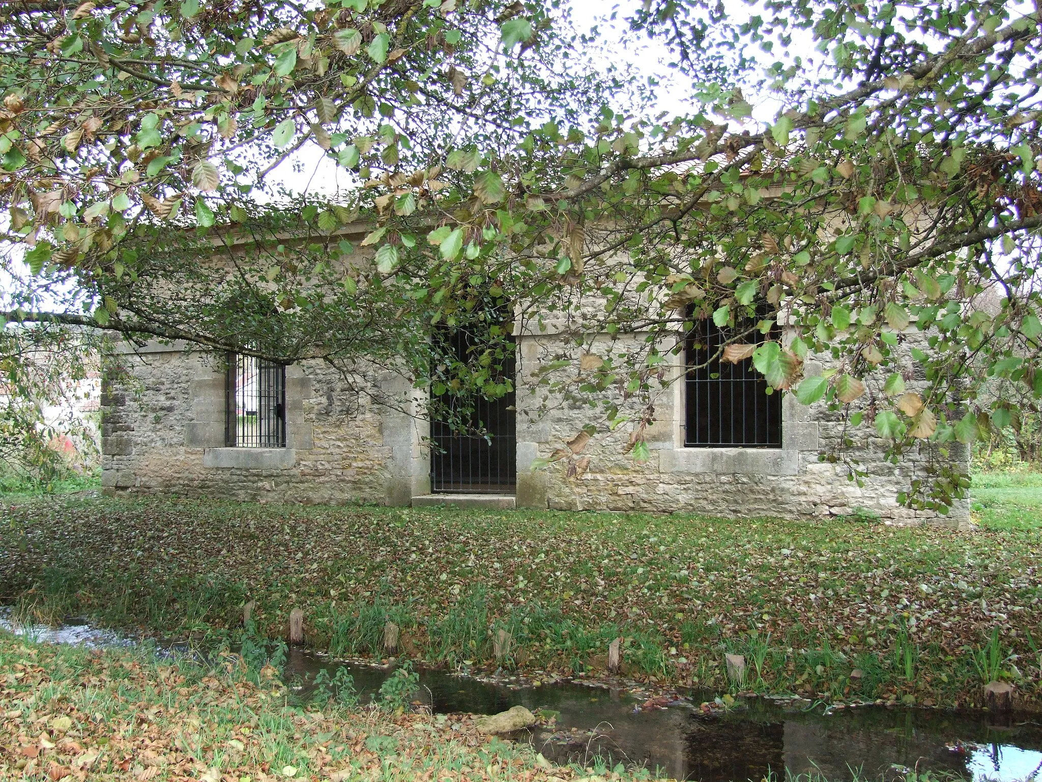 Photo showing: fontaine située en bordure du Vrinval