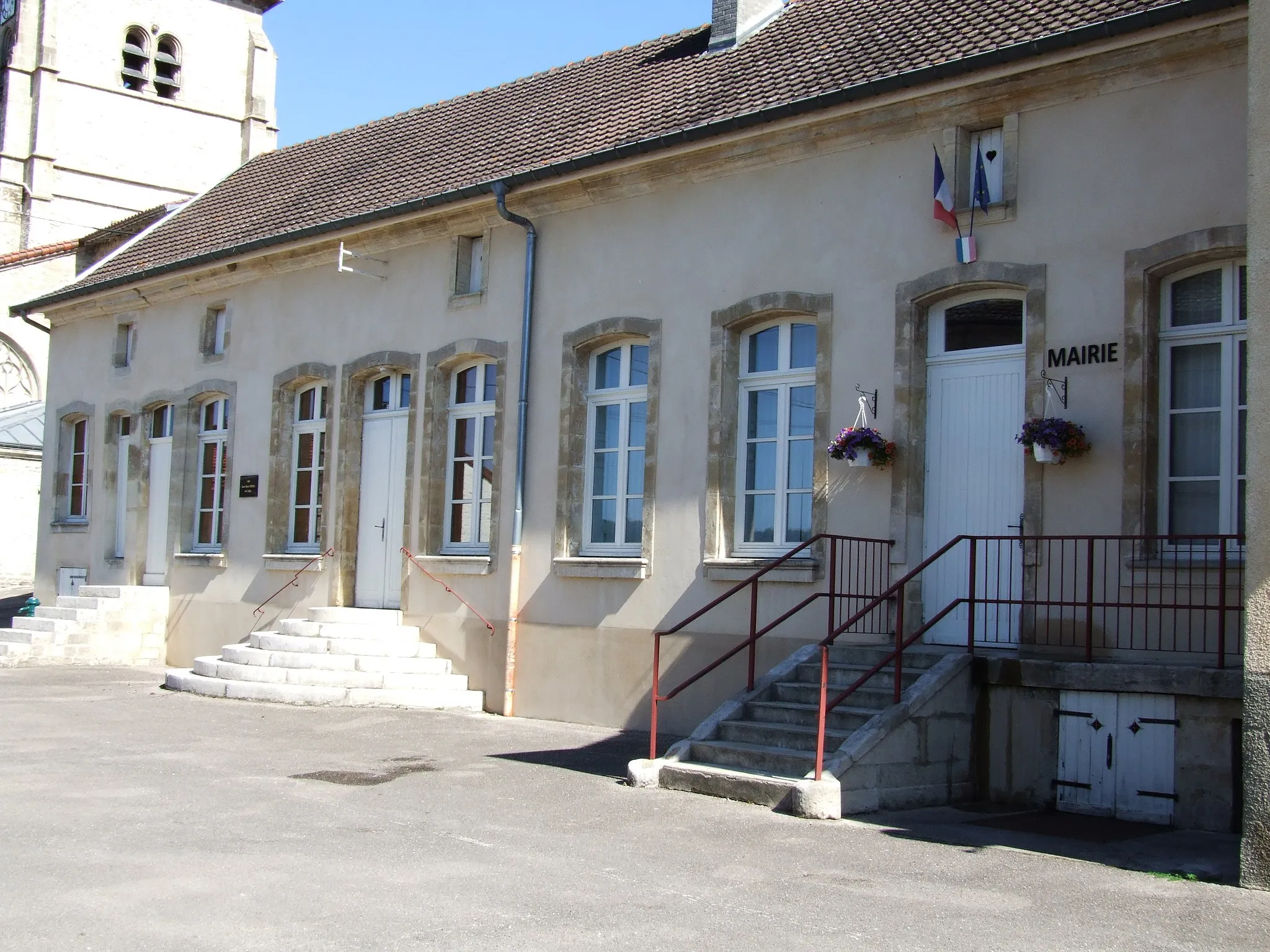 Photo showing: Mairie et salle Chyrol