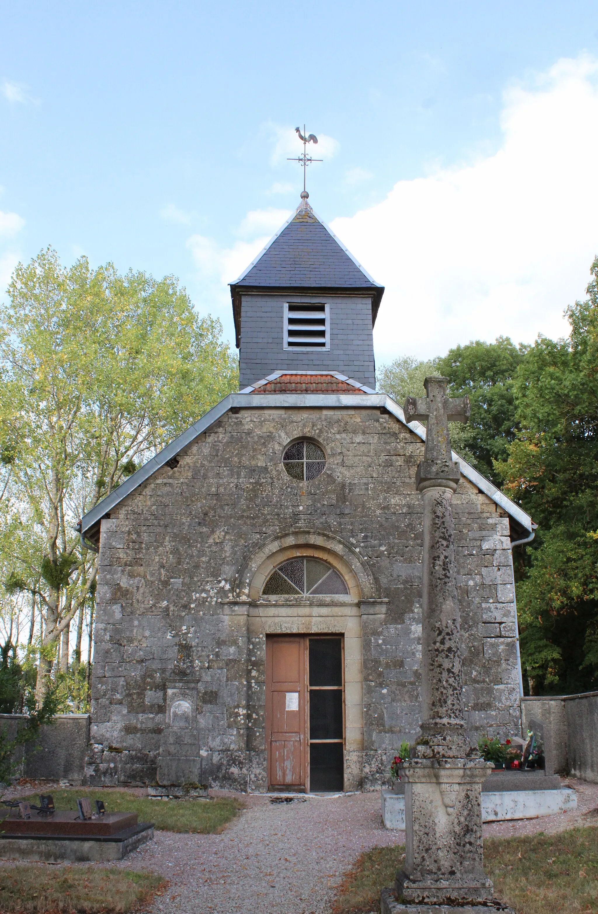 Photo showing: La façade de l'église.