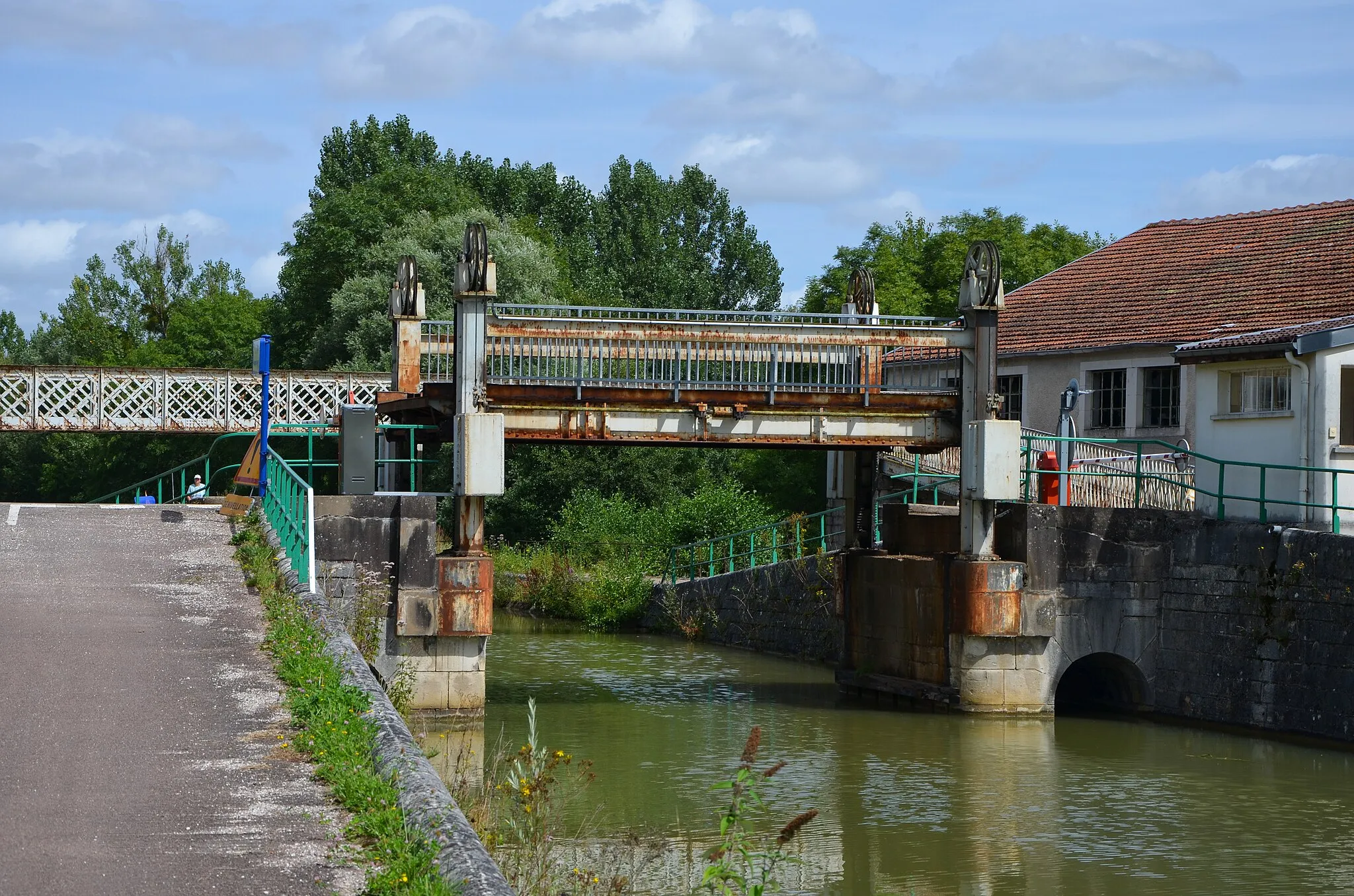 Photo showing: Lift bridge on the canal de la Marne à la Saône in Luzy sur Marne, Haute Marne, France