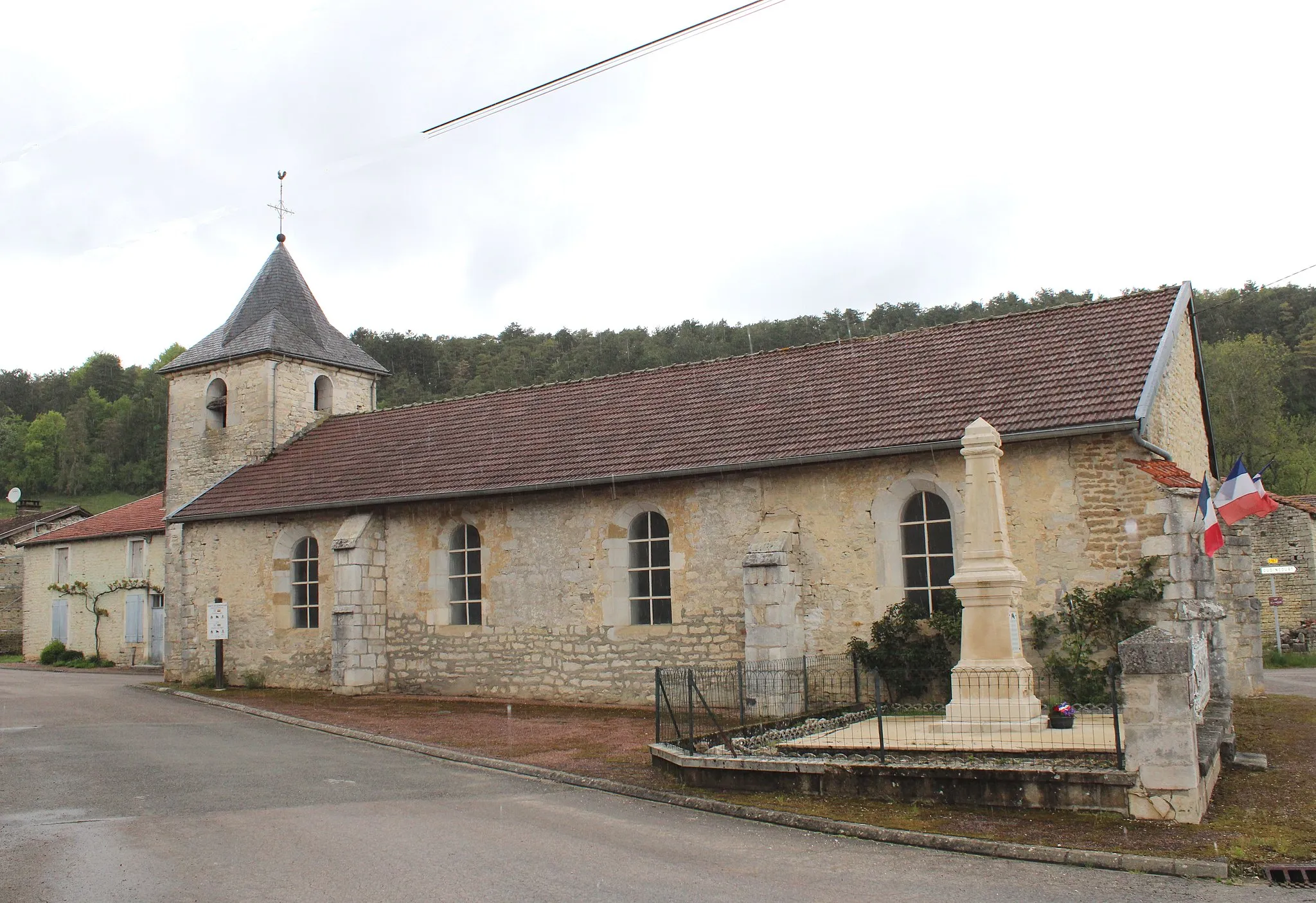 Photo showing: L'église et le monument