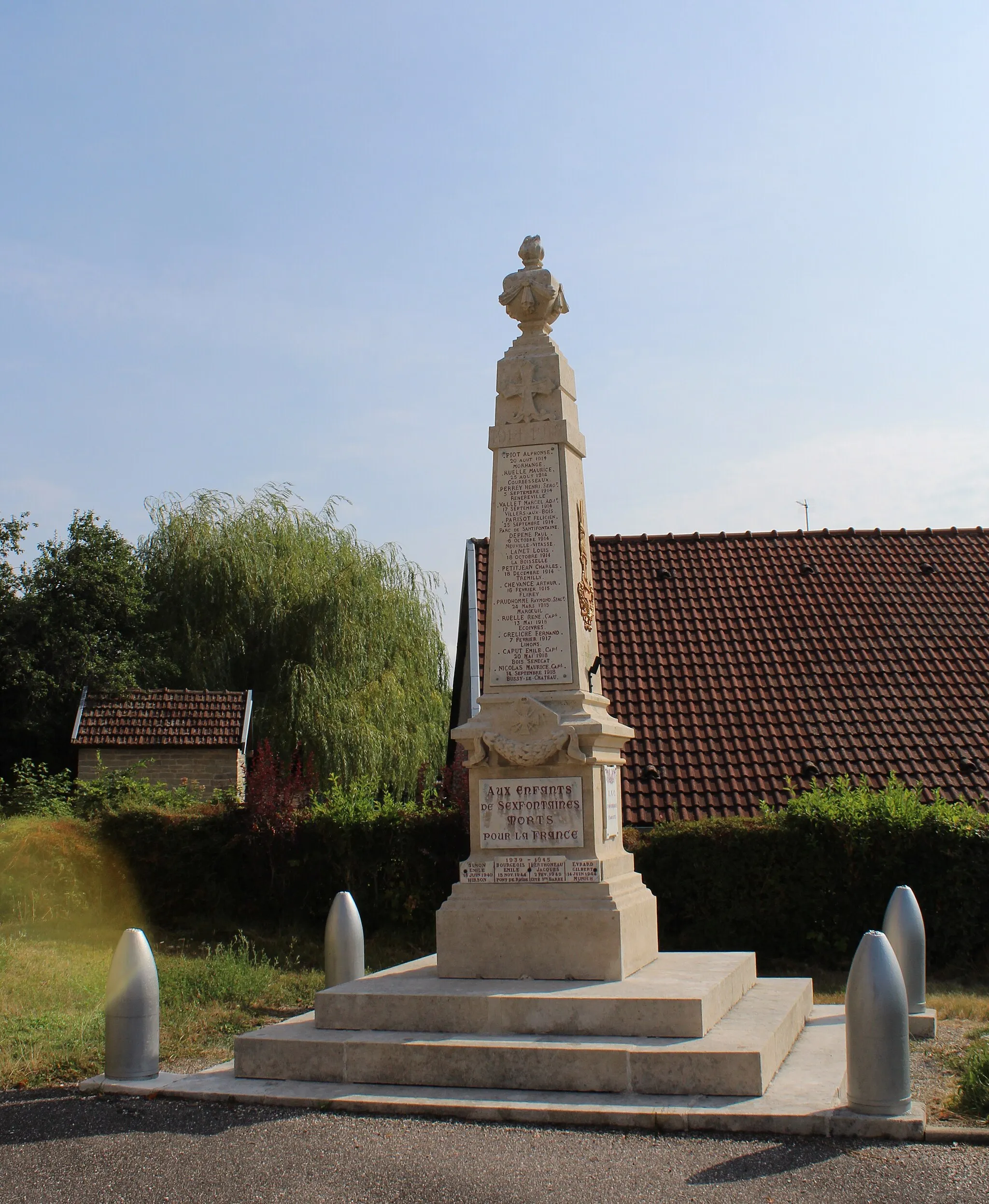 Photo showing: Le monument aux morts.