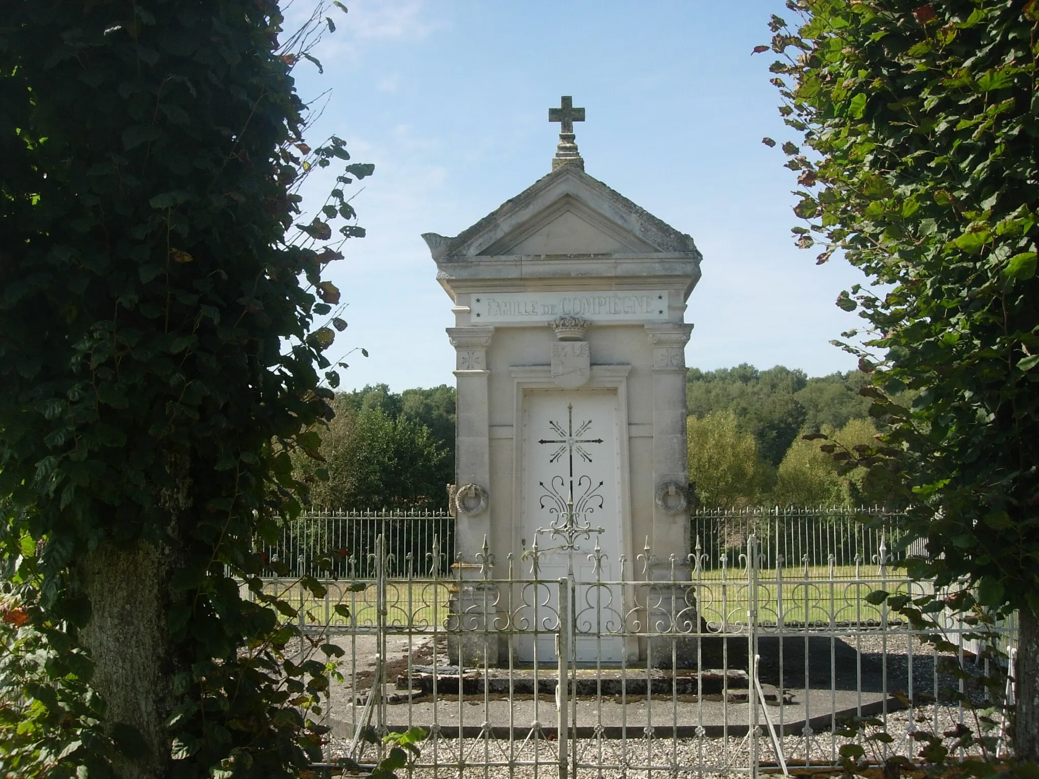 Photo showing: caveau de la famille de Compiègne (cimetière de La Chaise - Aube)