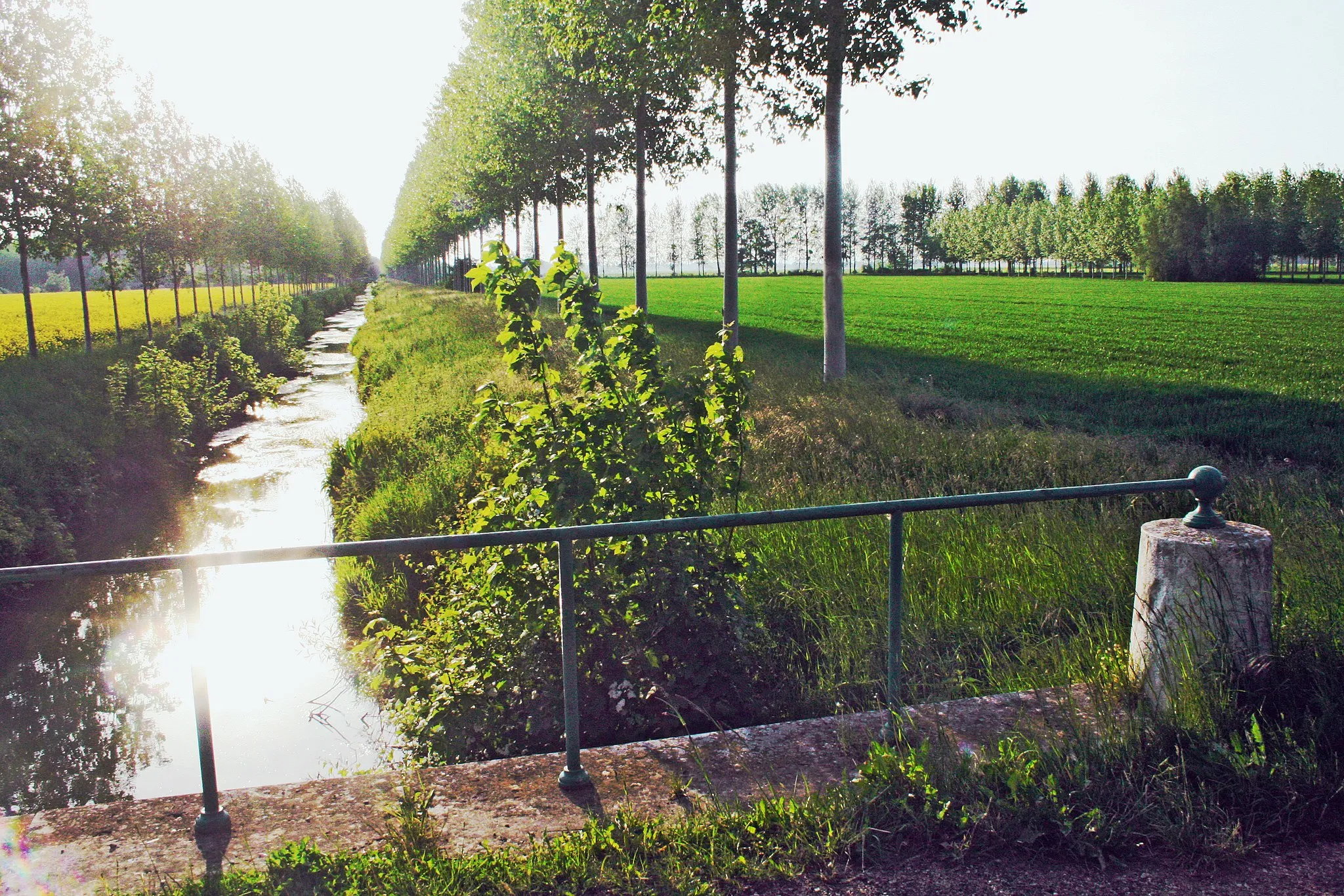 Photo showing: l'Hozain à son croisement avec la route de Vaudes à Cérès