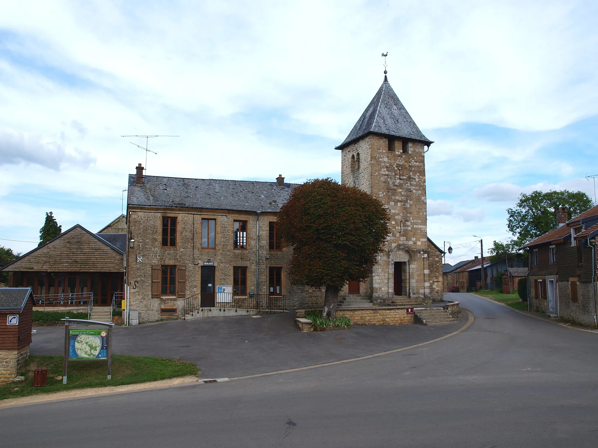 Photo showing: Baâlons (Ardennes, France) ; le groupe mairie + école + église