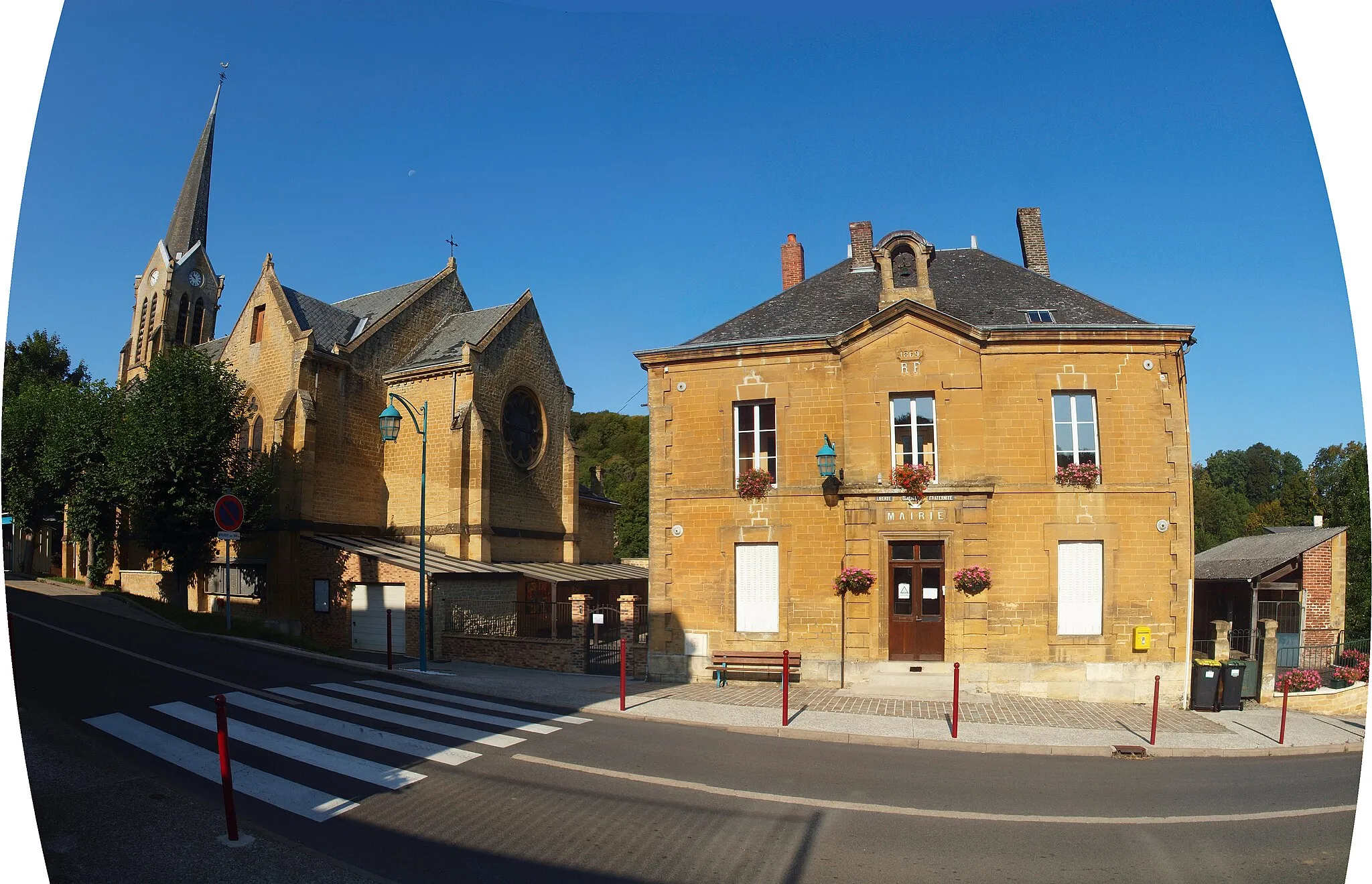 Photo showing: Mairie & église de Boutancourt (Ardennes, France)