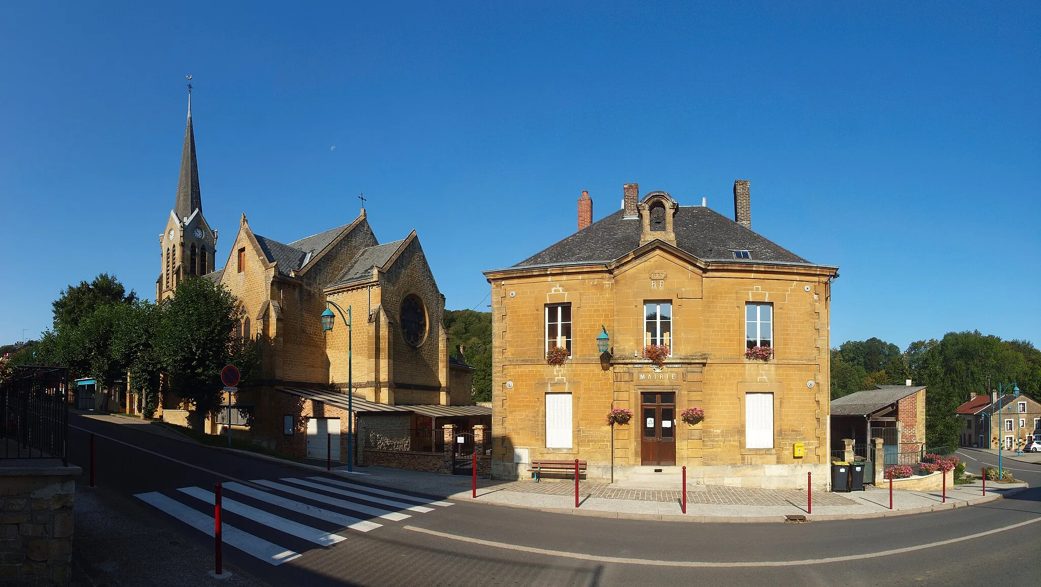 Photo showing: Mairie & église de Boutancourt (Ardennes, France)