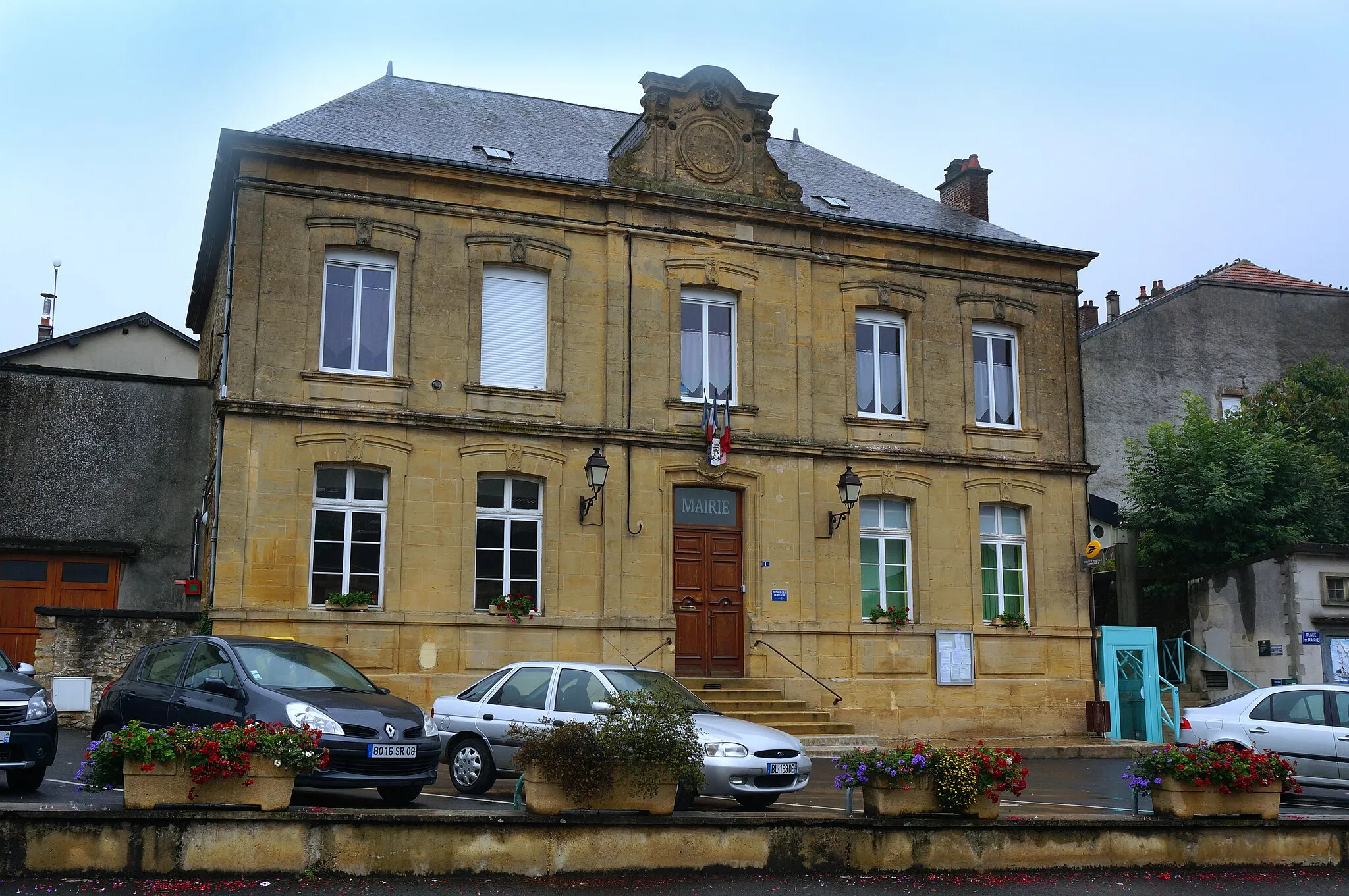 Photo showing: à La Grandville, la Mairie .