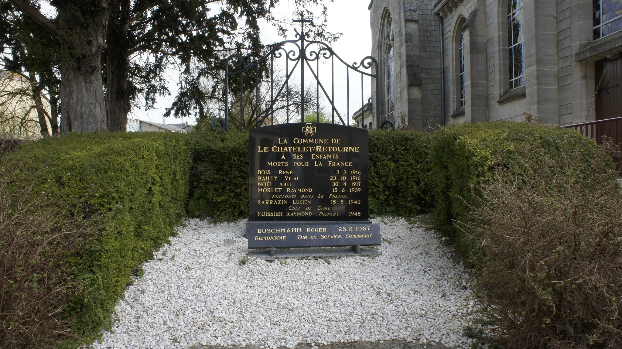 Photo showing: Monument_aux_morts à côté de l'église .