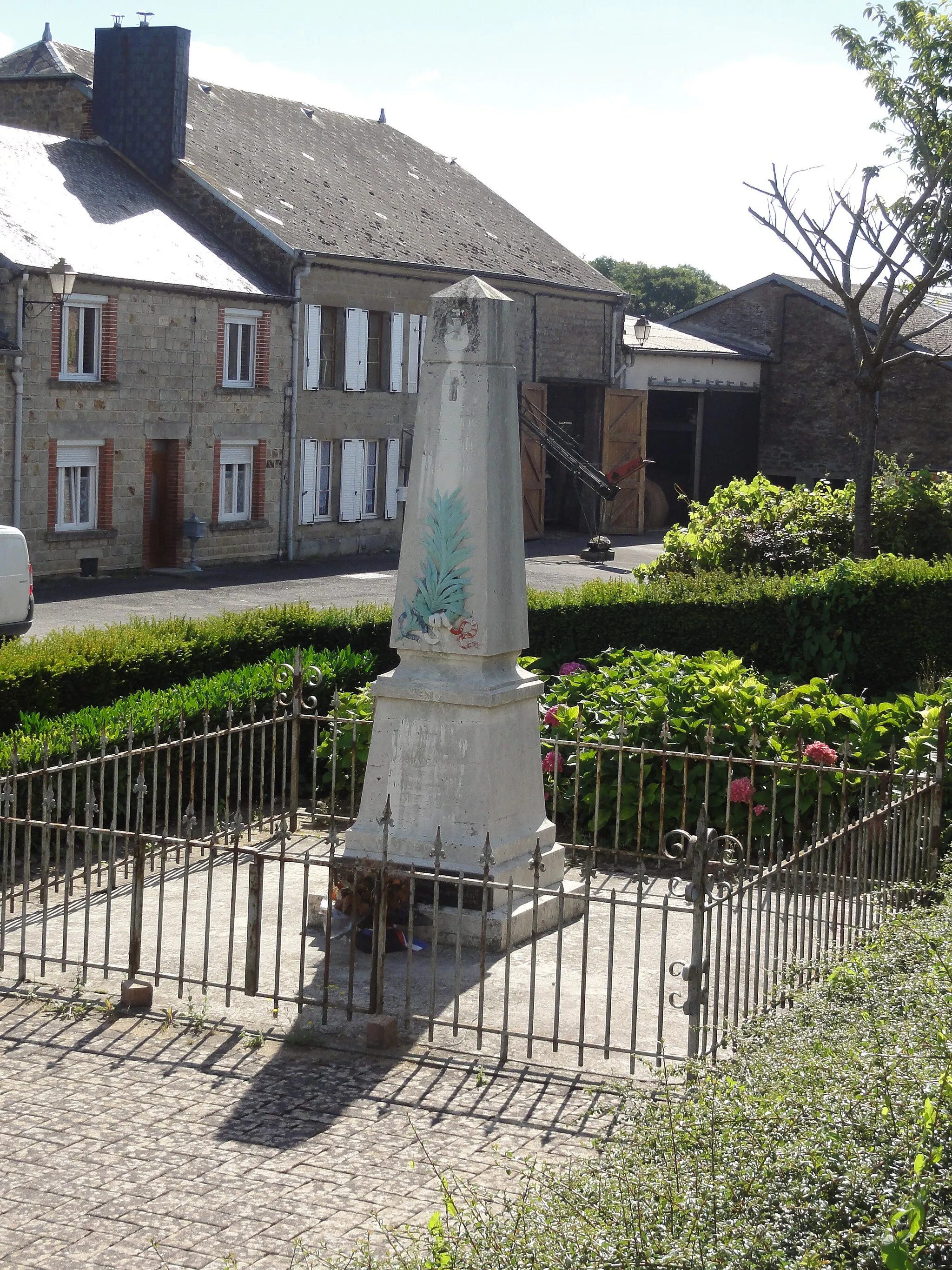 Photo showing: Le Châtelet-sur-Sormonne (Ardennes) monument aux morts