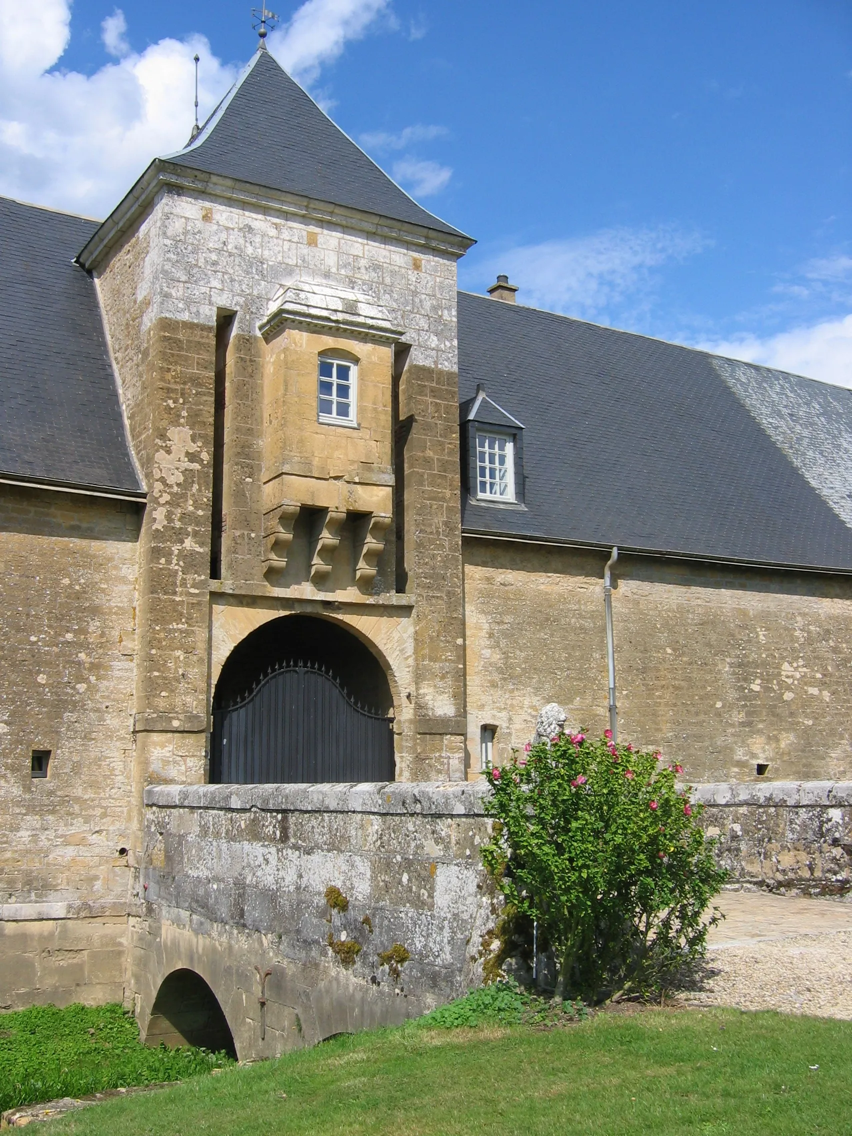 Photo showing: Pont Levis de la Maison à Bar, au Mont-Dieu, Ardennes, France