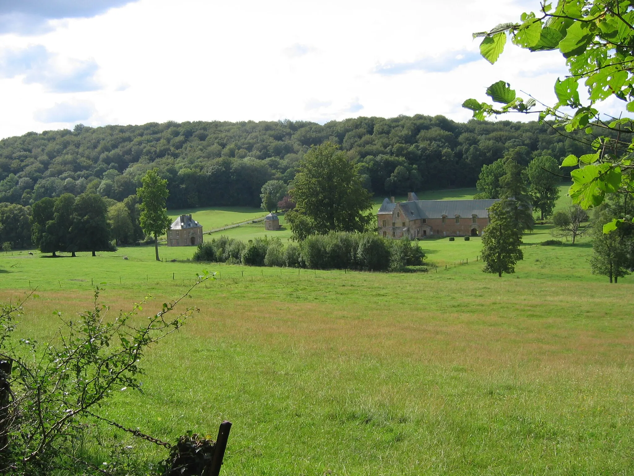 Photo showing: Vue générale des bâtiments de la Chartreuse du Mont-Dieu, en Ardennes, France, et de la clairière