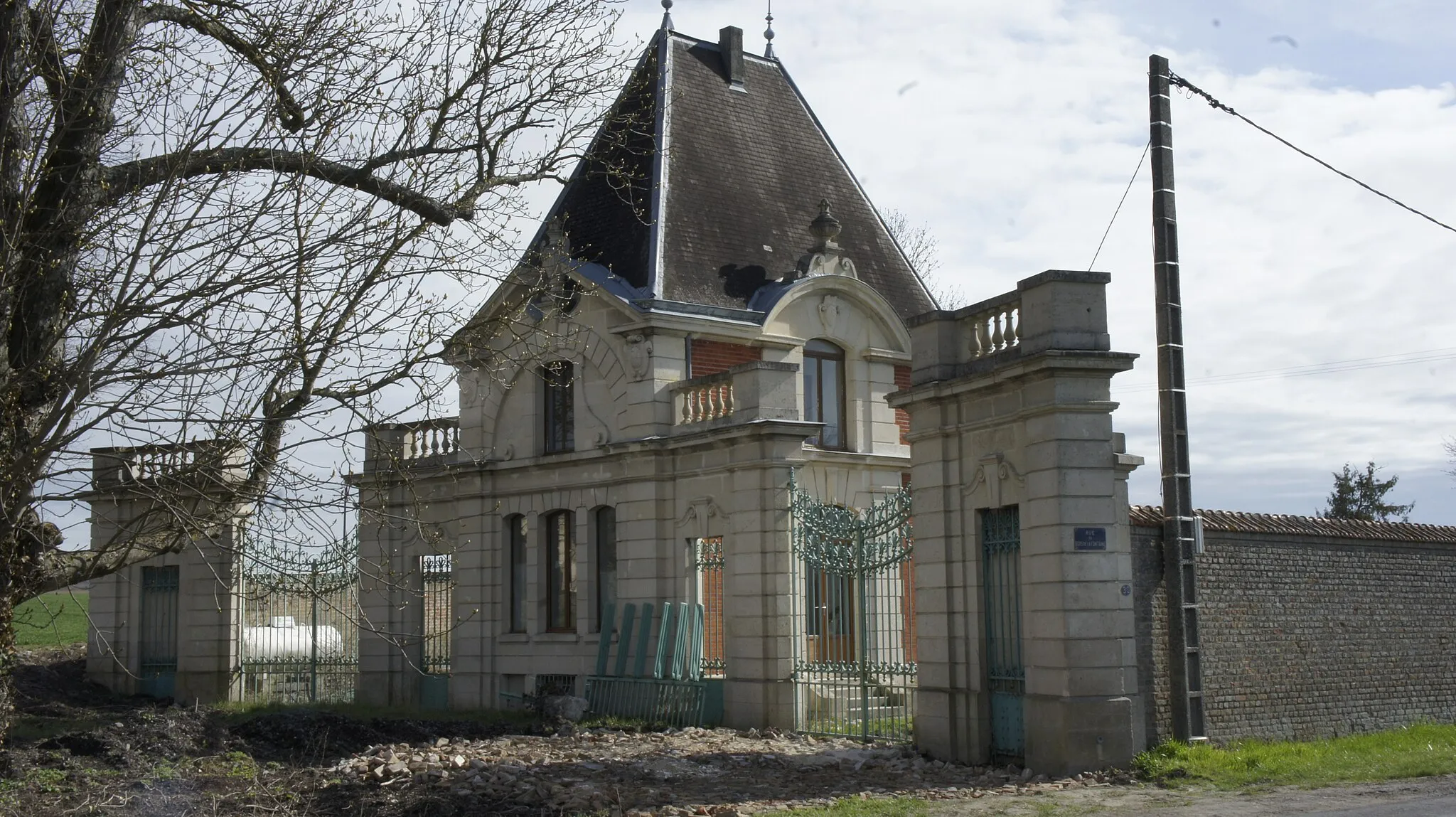 Photo showing: Ce qui reste du château Paté, le logmeent de la porte ouest .