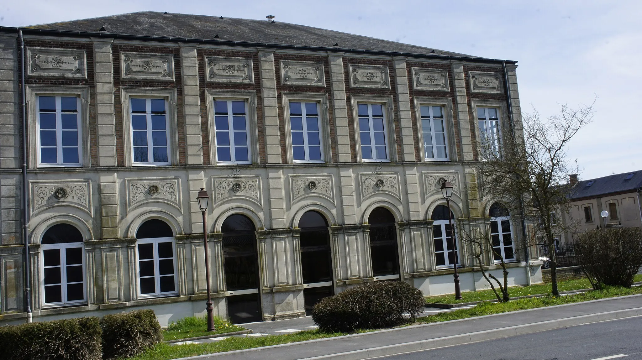 Photo showing: Salle_des_fêtes qui réutilise une part des anciennes usines .