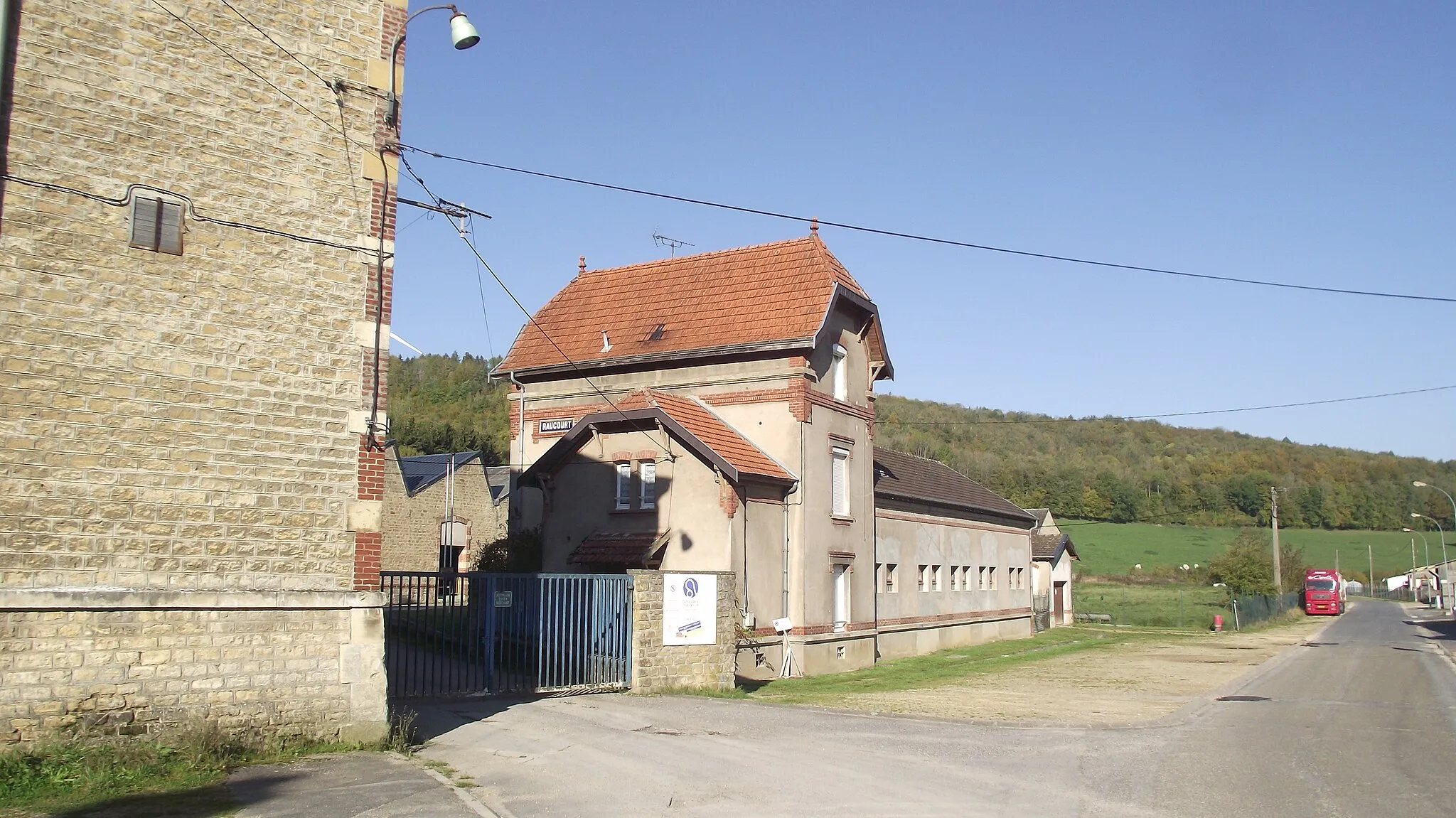 Photo showing: Raucourt station samen met industriecomplexen.