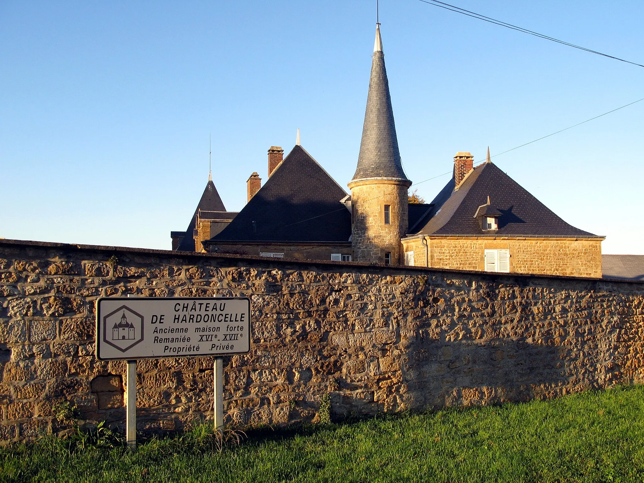 Photo showing: Hardoncelle, commune de Remilly-les-Pothées (Ardennes, France) -

La "maison forte" (ou château).