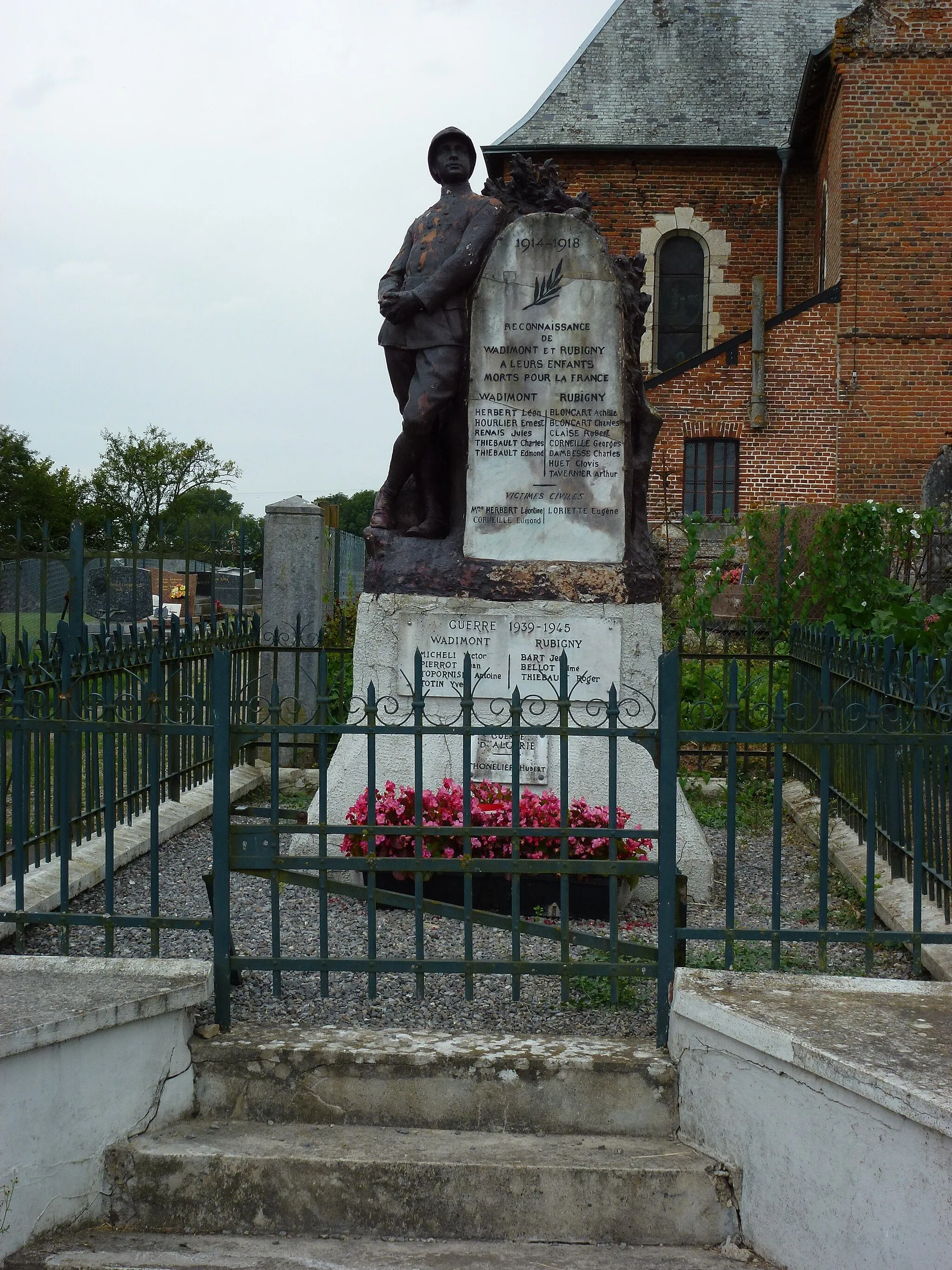 Photo showing: Rubigny (Ardennes) : le monument aux morts de Rubigny et de Wadimont (ancienne section de Rubigny, aujourd'hui une commune associée à Chaumont-Porcien).
