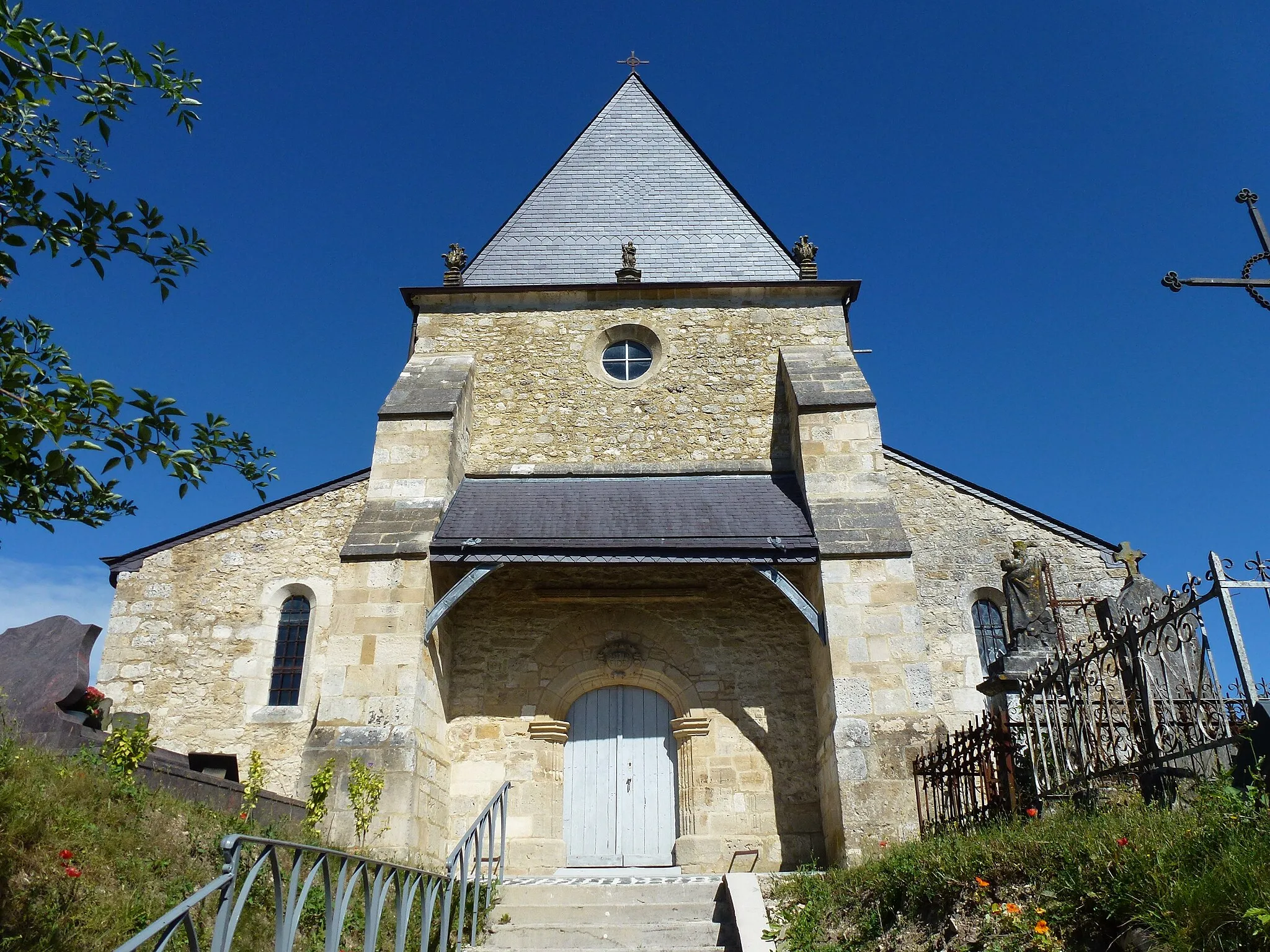 Photo showing: Saint-Loup-Terrier (Ardennes) Église Saint-Loup porche