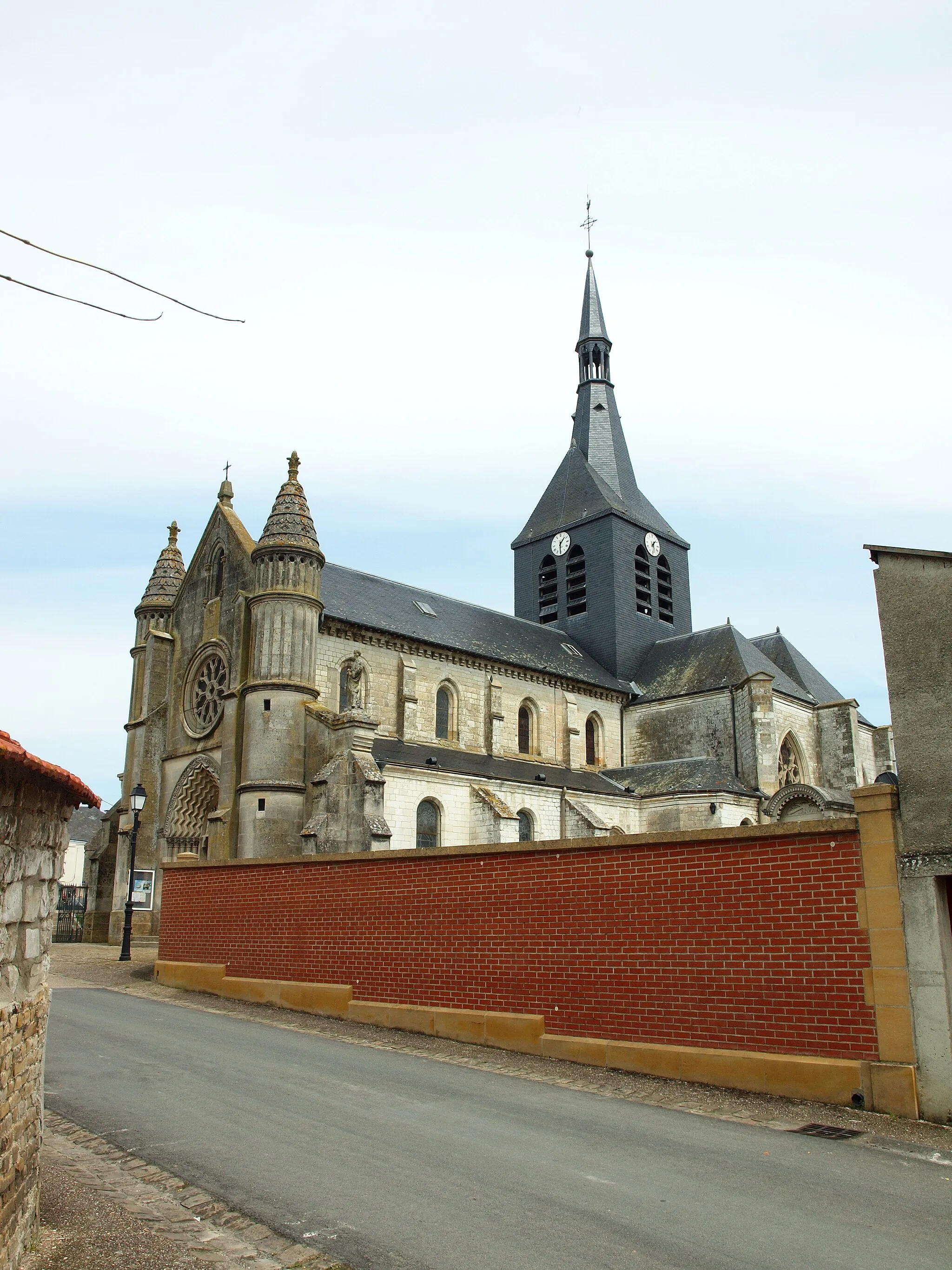 Photo showing: Église Saint-Pierre de Tagnon (Ardennes, France)