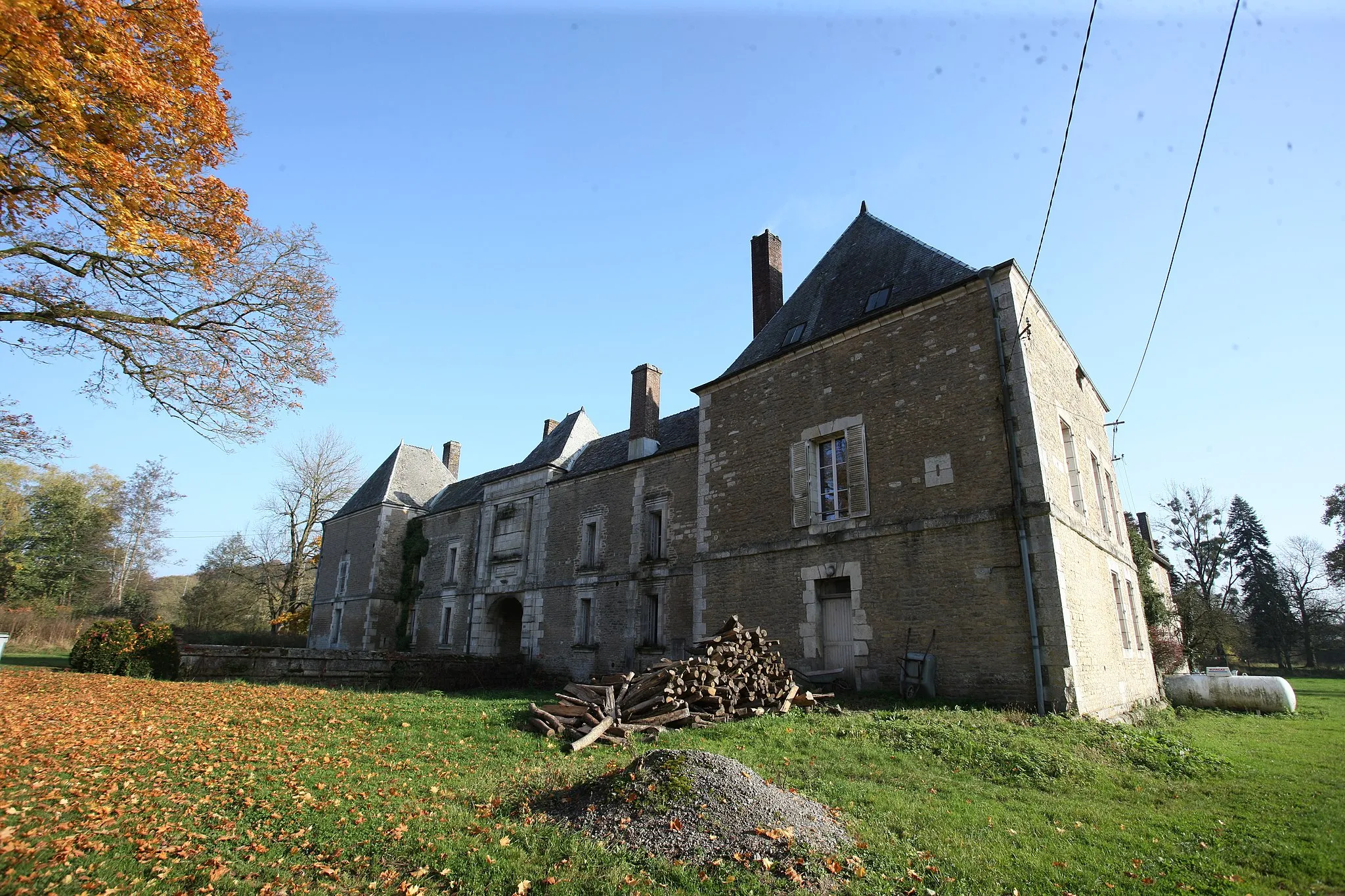 Photo showing: This building is indexed in the base Mérimée, a database of architectural heritage maintained by the French Ministry of Culture, under the reference PA08000003 .