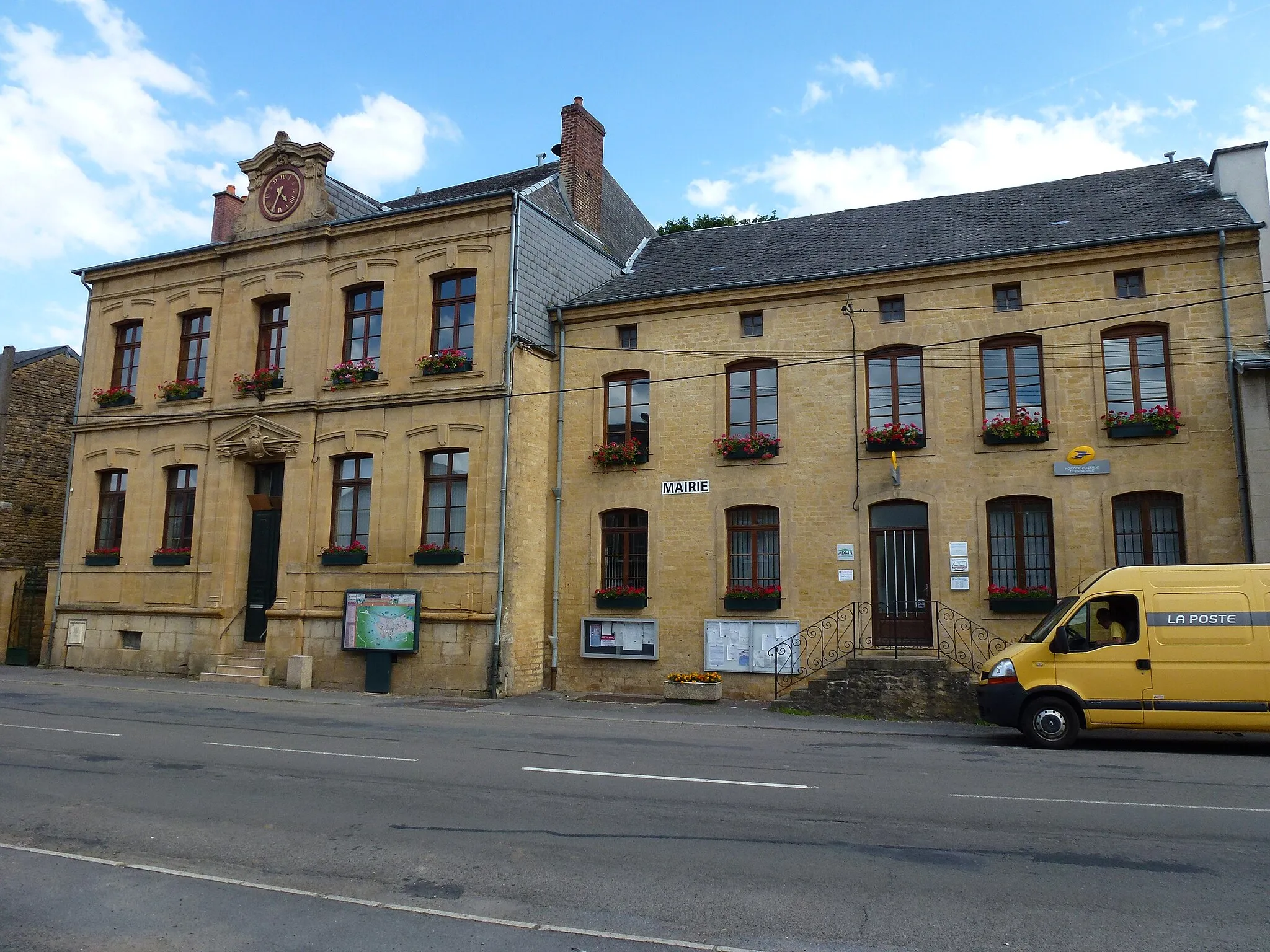 Photo showing: Boulzicourt (Ardennes) Mairie et Poste