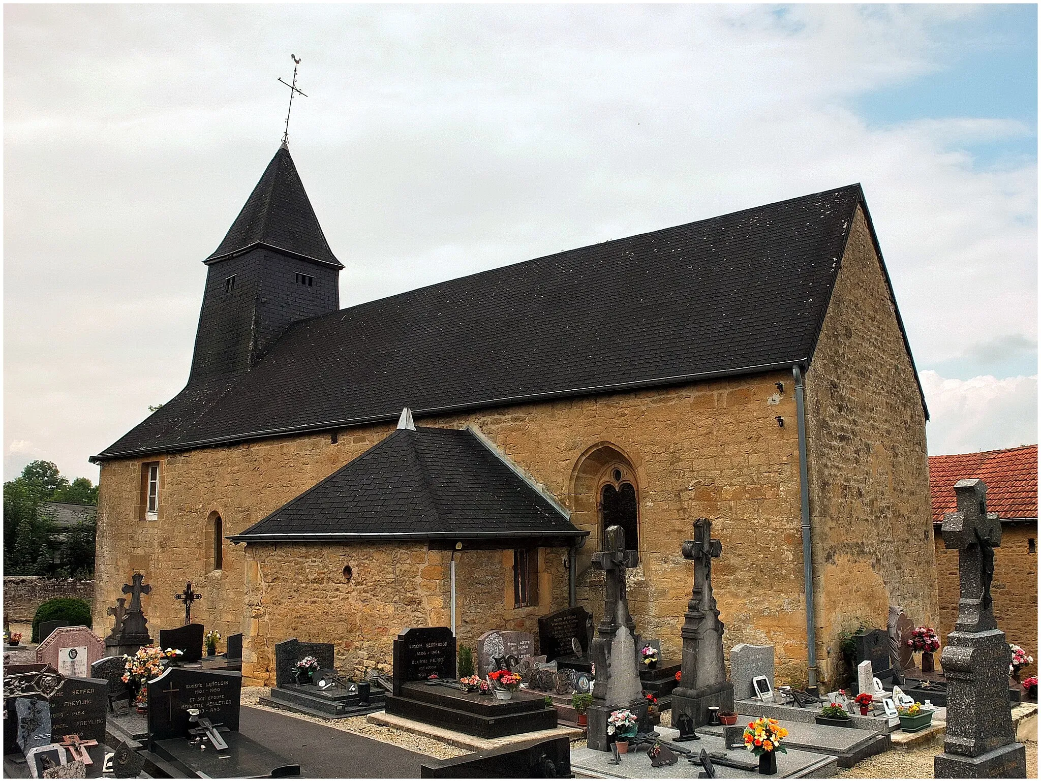 Photo showing: Étrépigny -Saint-Julien Church. This building, whose structure could date back to the 13th century due to the narrow bays and consoles of the choir.  
From 1689 to 1729, the parish church of Étrepigny was occupied by an atheist priest, Father Jean Meslier, considered to be a precursor of the Lumières" see : https://en.wikipedia.org/wiki/Jean_Meslier