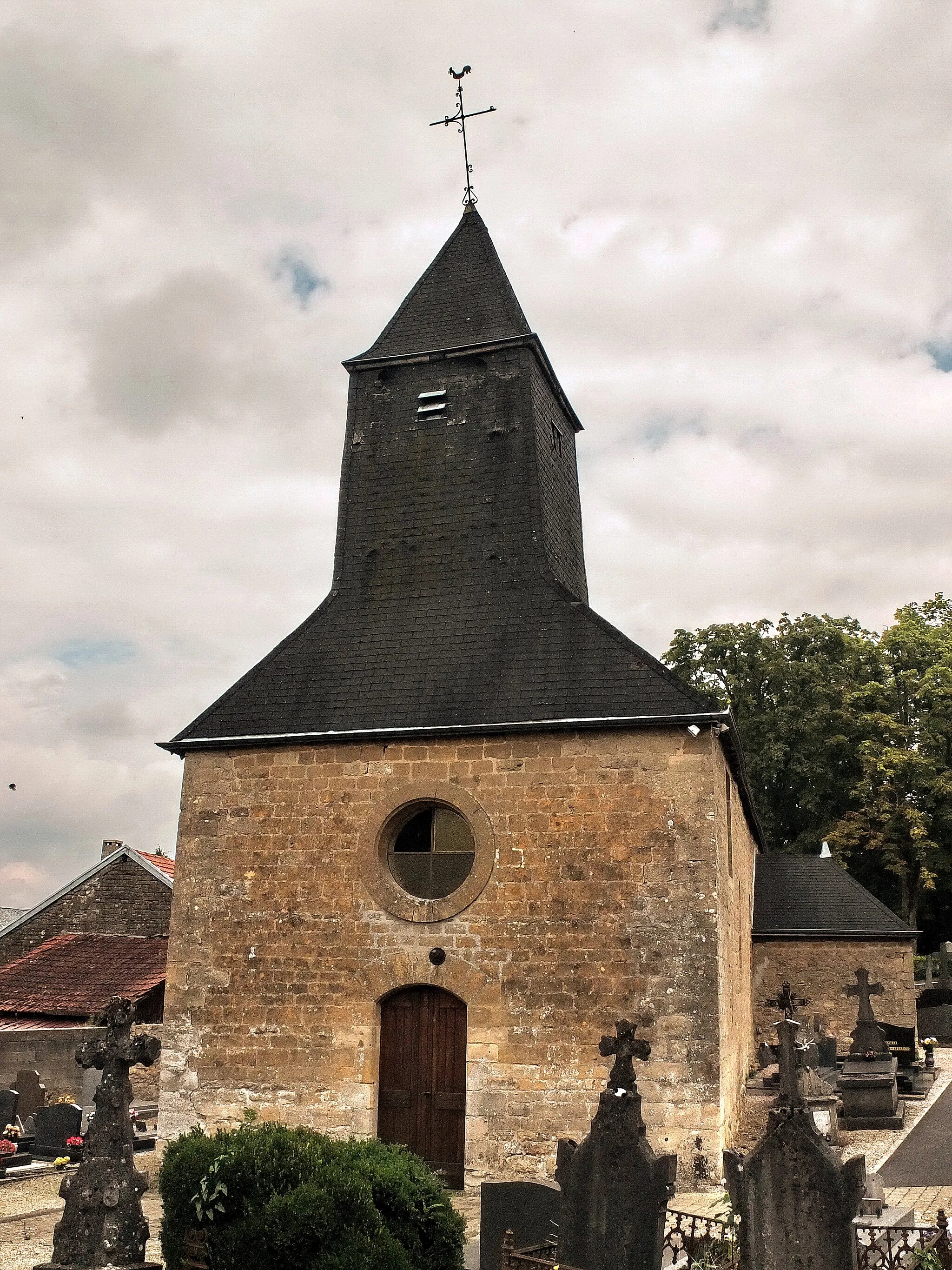 Photo showing: Étrépigny -Saint-Julien Church. This building, whose structure could date back to the 13th century due to the narrow bays and consoles of the choir.  
From 1689 to 1729, the parish church of Étrepigny was occupied by an atheist priest, Father Jean Meslier, considered to be a precursor of the Lumières" see : https://en.wikipedia.org/wiki/Jean_Meslier