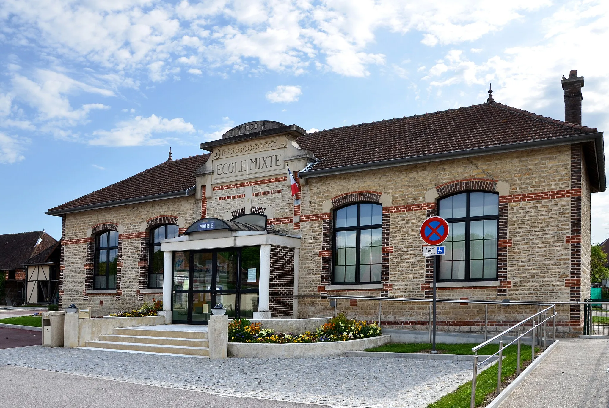 Photo showing: Mairie de-Barberey-St-Sulpice, Aube, France