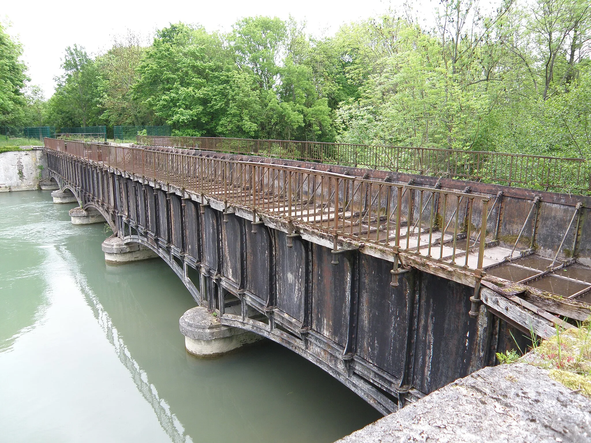 Photo showing: Pont-canal de Barberey-Saint-Sulpice
Franchit la Seine. Porte le canal de la Haute Seine. 10600 Barberey-Saint-Sulpice