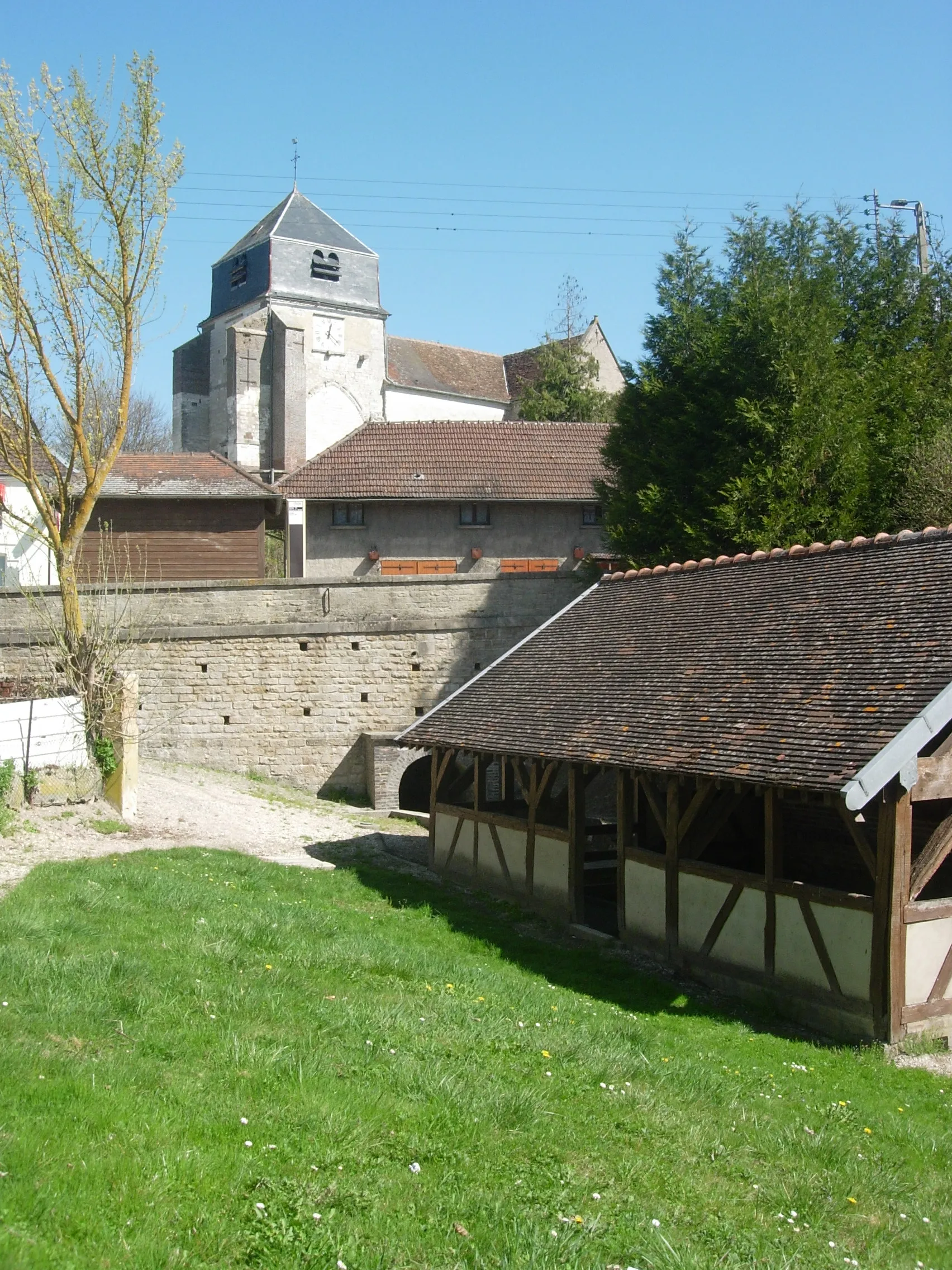 Photo showing: Fontvannes : l'église, la source, le lavoir