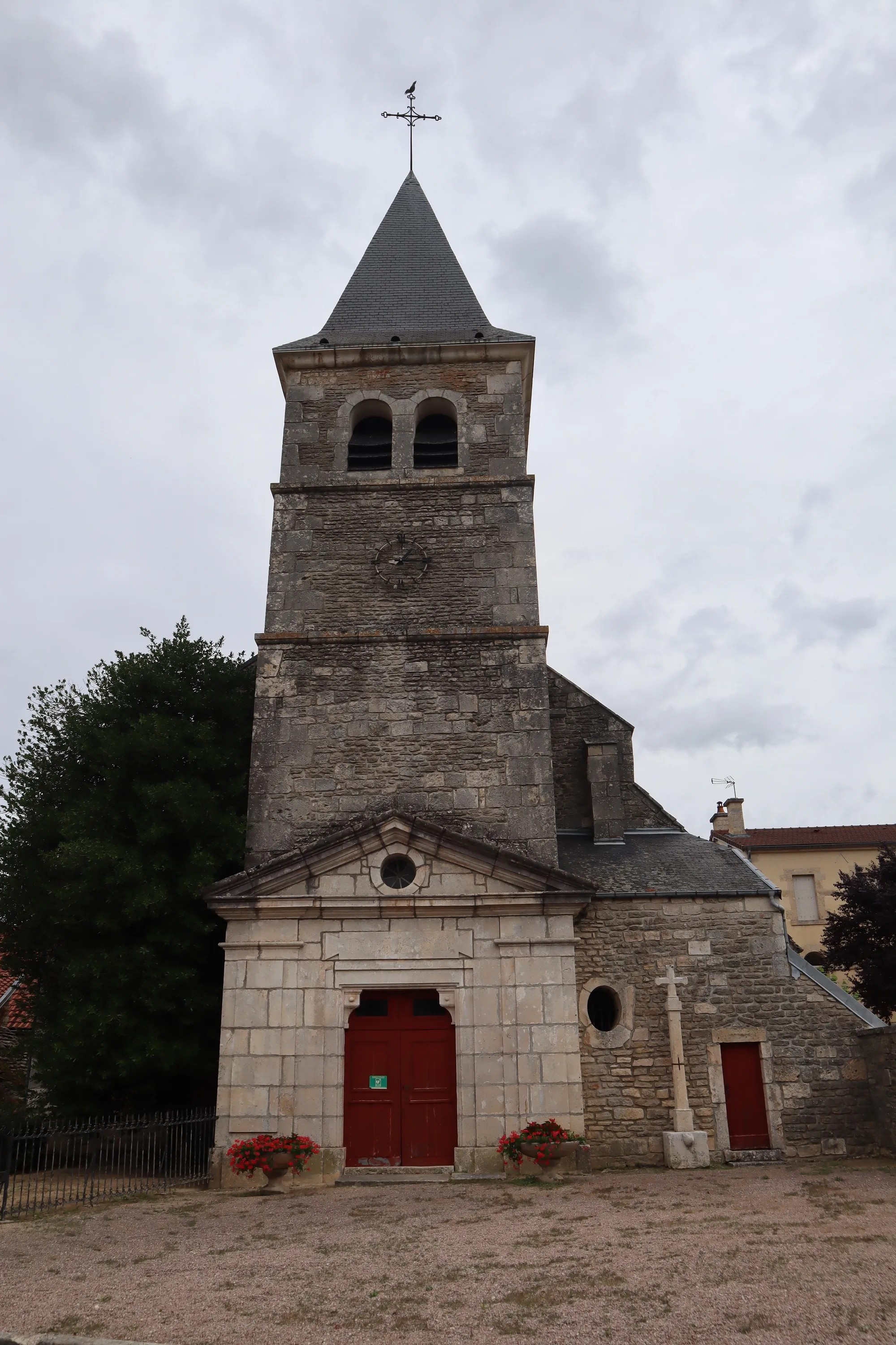 Photo showing: Extérieur de l'église Saint-Bénigne à Saint-Broing-les-Moines (21).