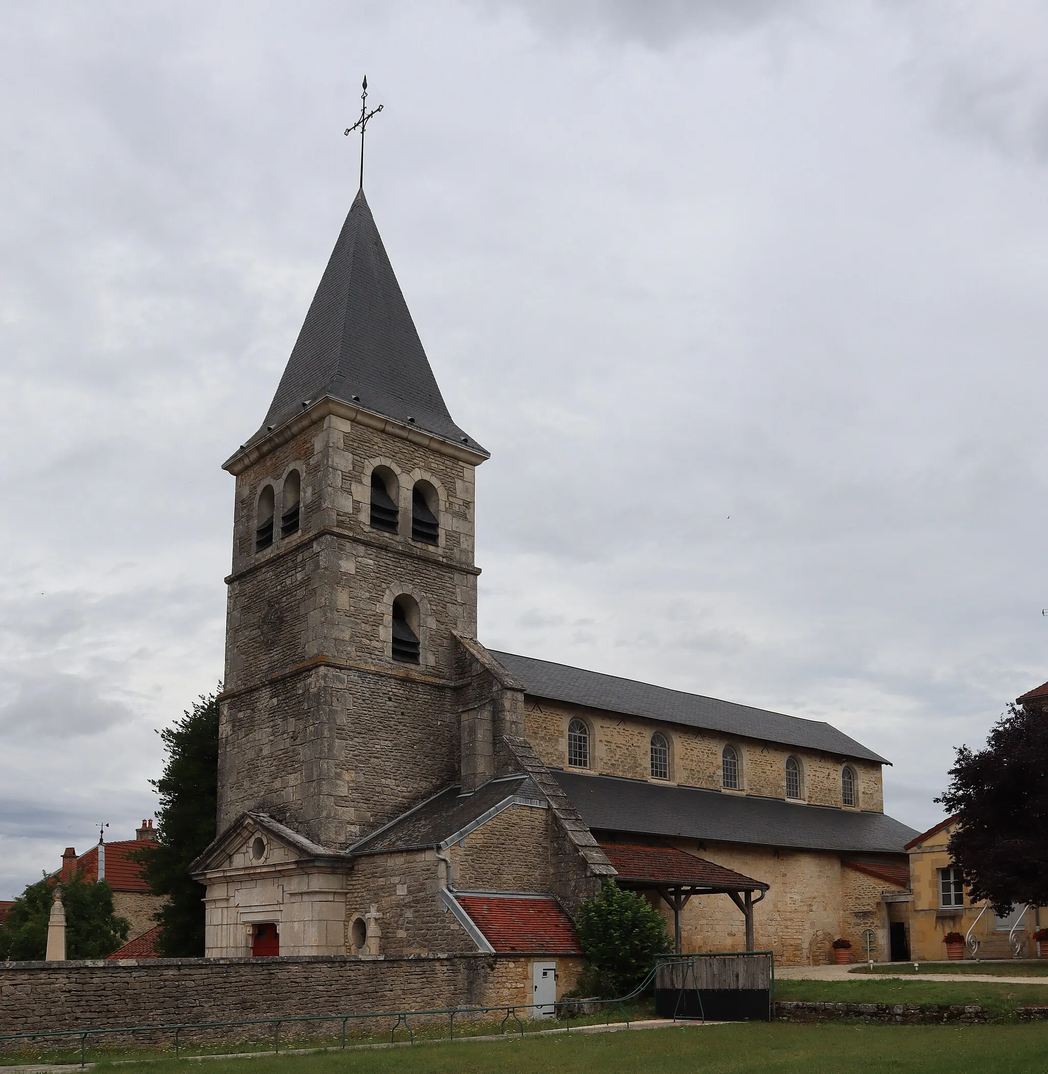Photo showing: Extérieur de l'église Saint-Bénigne à Saint-Broing-les-Moines (21).