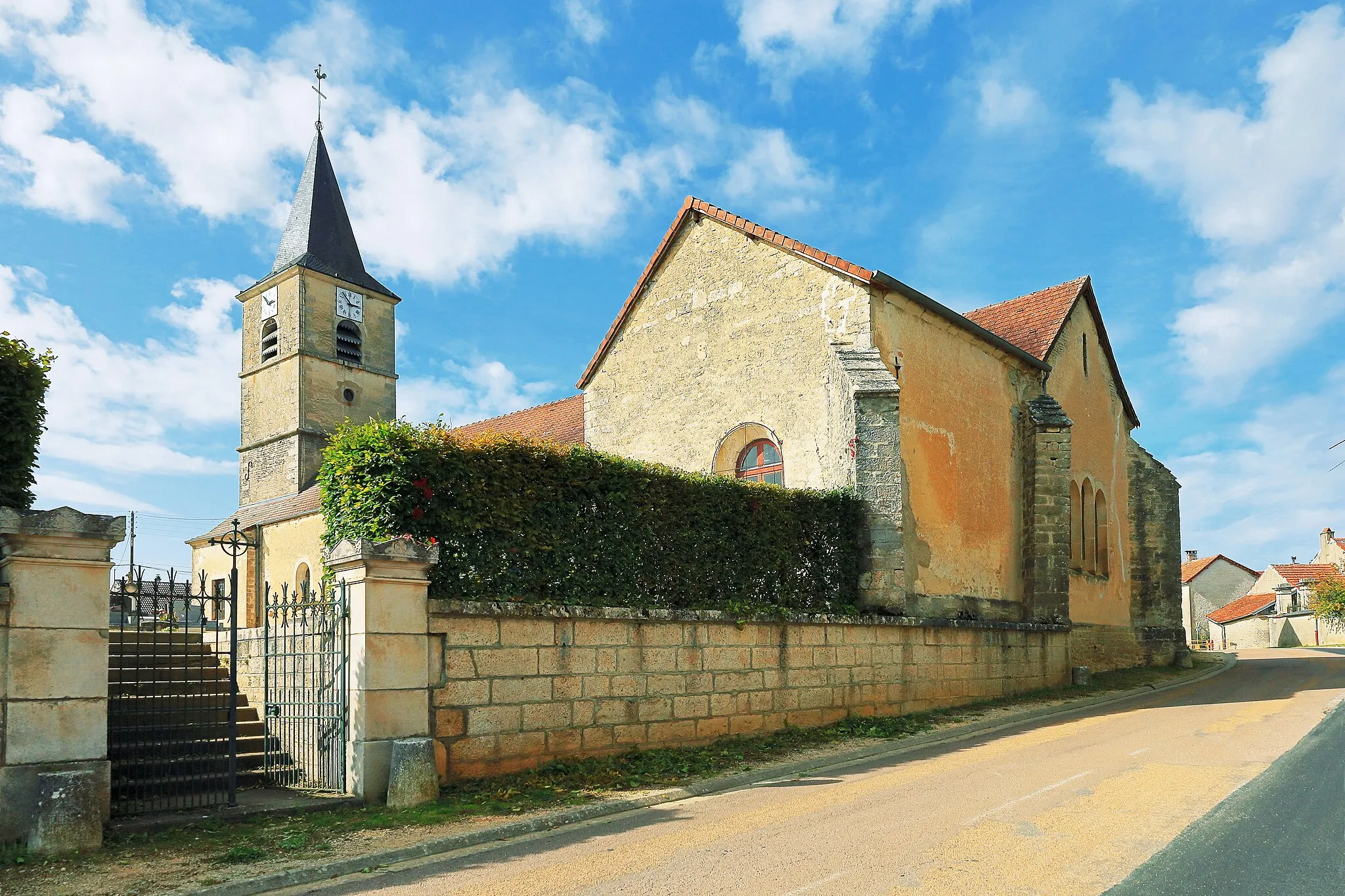 Photo showing: Enclos paroissial de l'église Saint-Pierre-ès-Liens de Veuxhaulles-sur-Aube, entrée sur la rue Henri Jurien-de-la-Gravière