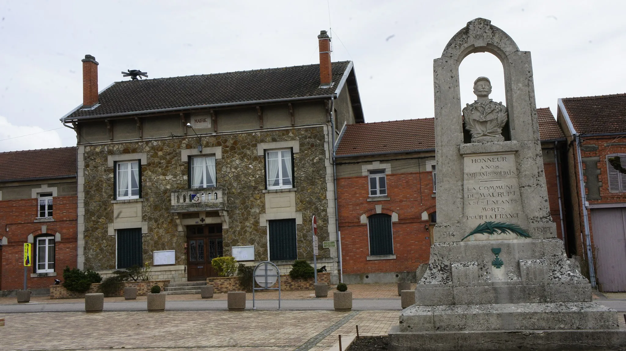 Photo showing: Une vue de la Mairie et du monument aux morts de Maurupt-le-Montois .