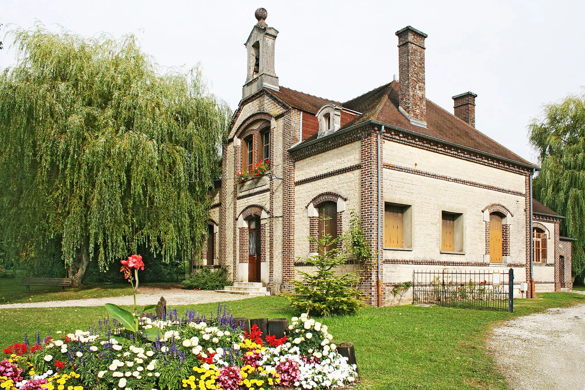 Photo showing: Ancienne école de la Vendue-Mignot