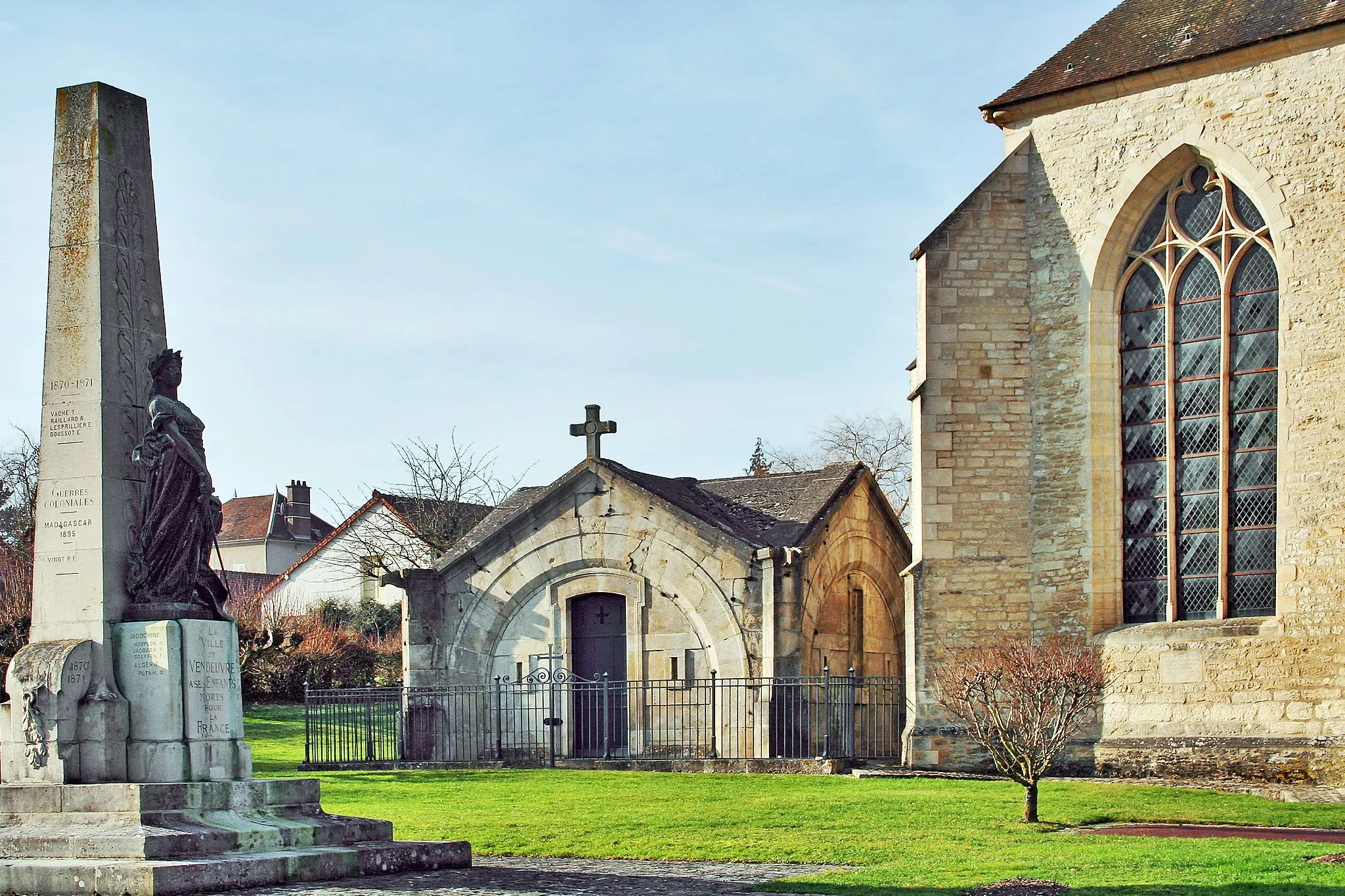 Photo showing: The funeral chapel of families Pavée de Vendeuvre and Bourlon de Sarty, and the war memorial, behind the church