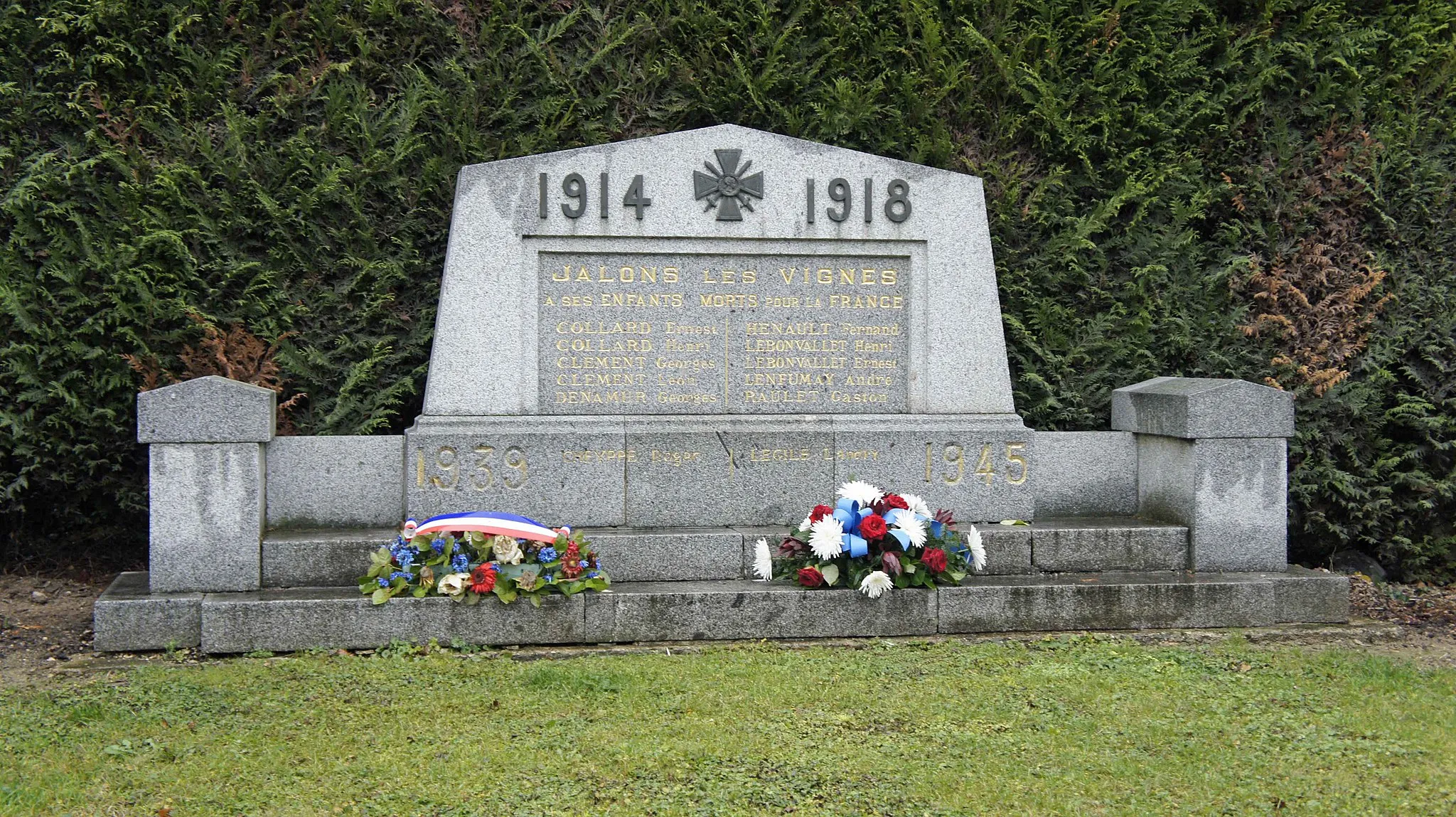 Photo showing: Monument aux morts en la ville de Jâlons. Construction par Ernest Vaxelaire.