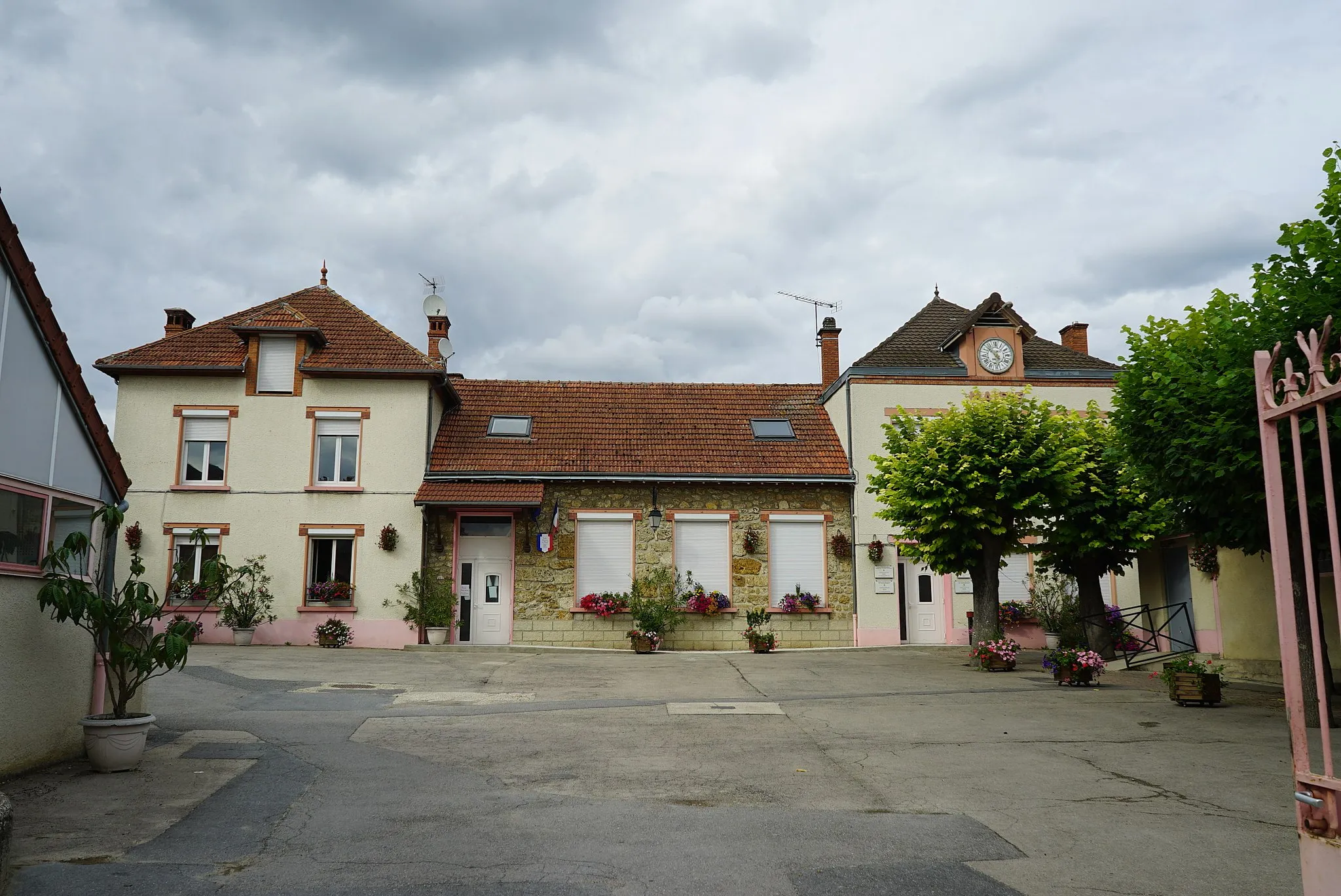 Photo showing: dans le village.