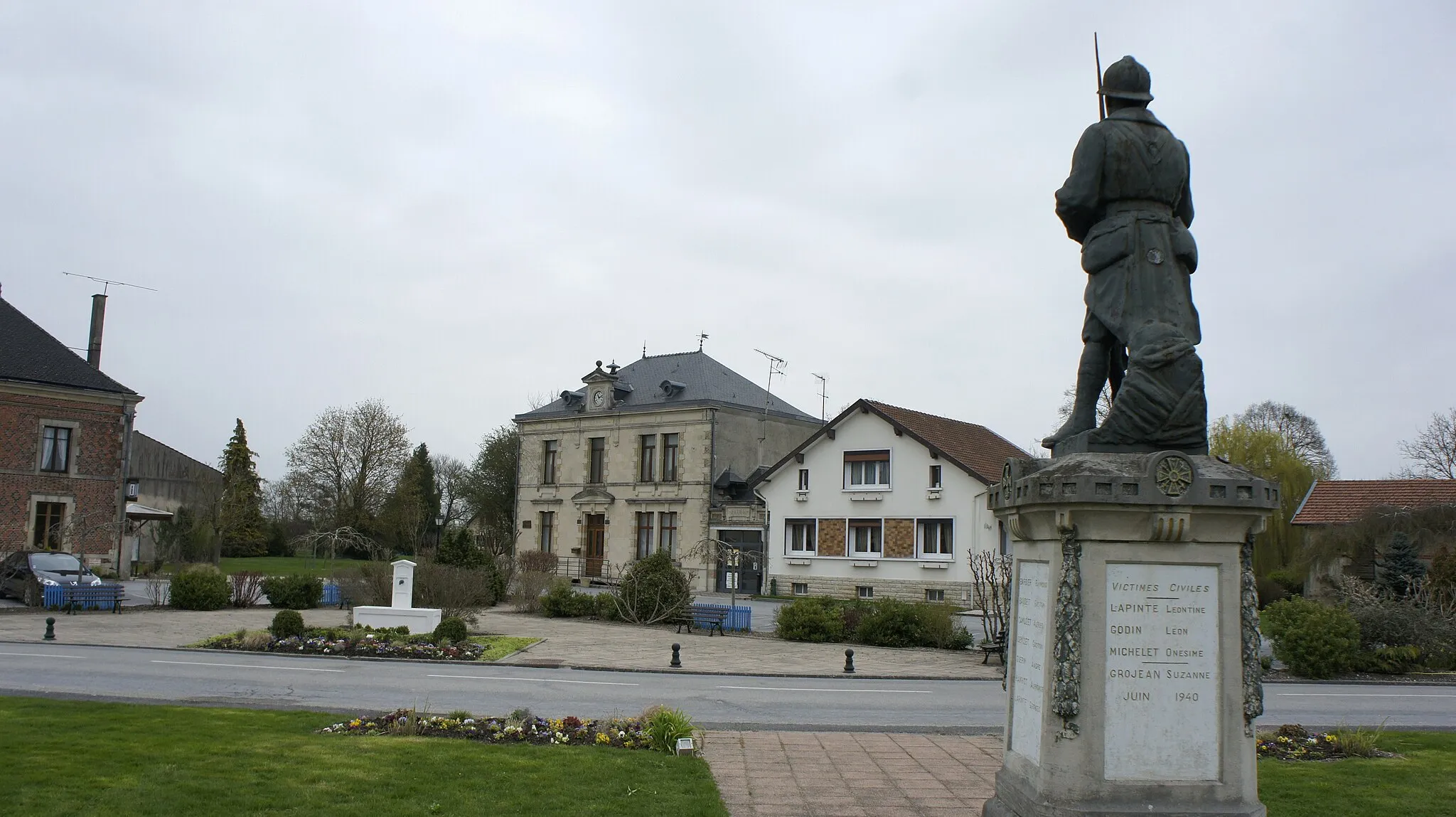 Photo showing: Vue de la place devant la mairie avec le monumnet aux morts .