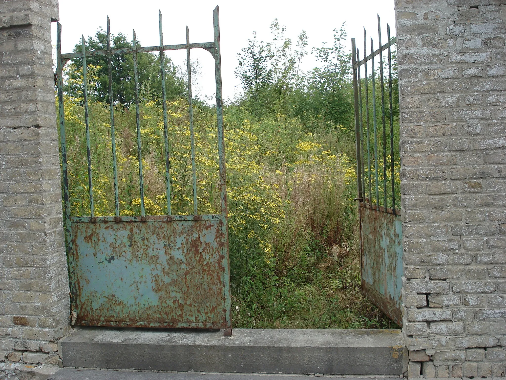 Photo showing: Entrée du cimetière de Nauroy en août 2012 avant les travaux de débroussaillage réalisés par l'Association des Amis de Nauroy et de l'église de Beine