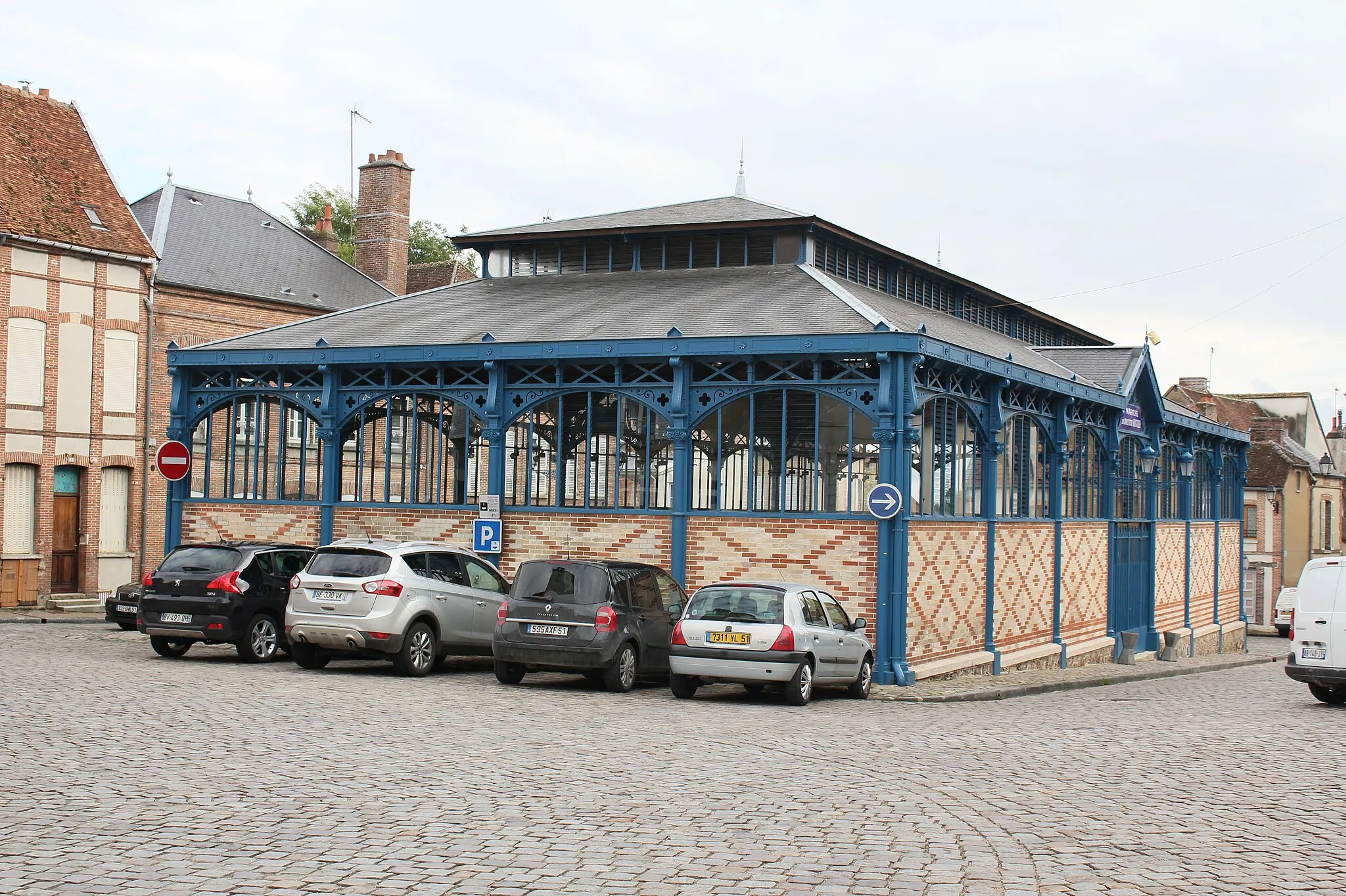 Photo showing: A panoramic view of the commune of Sézanne in the Champagne region of France.