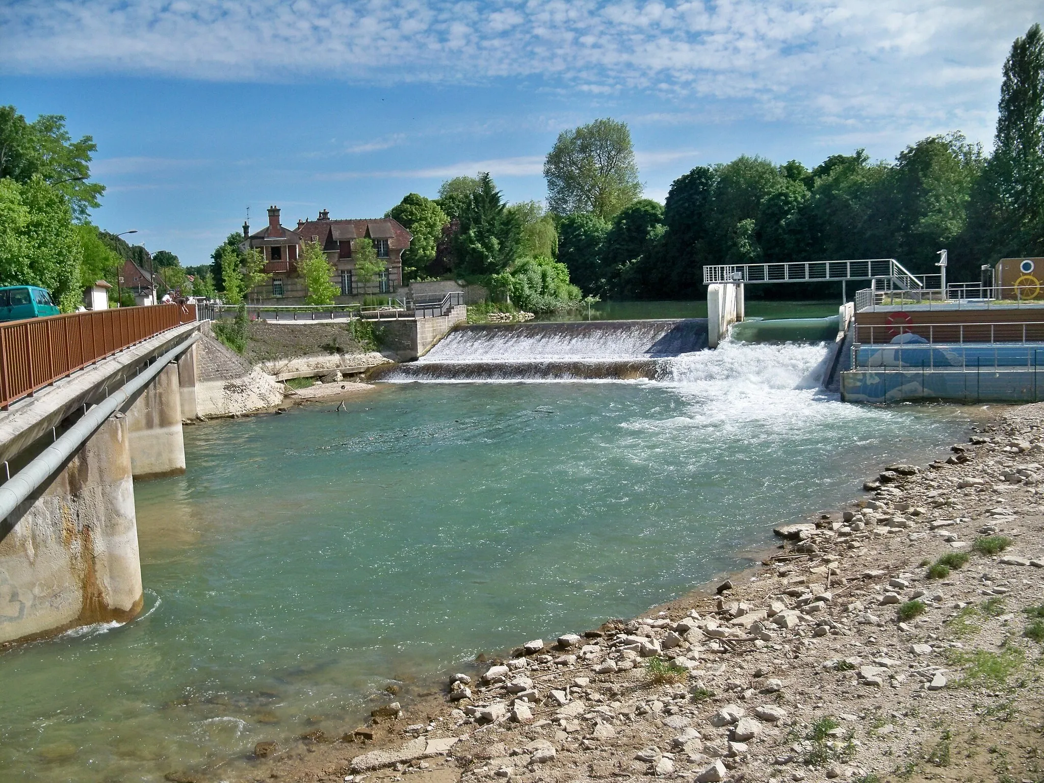 Photo showing: La Vieille Seine au déversoir de Saint-Julien-les-Villas et le pont sur la Seine - RD 49.