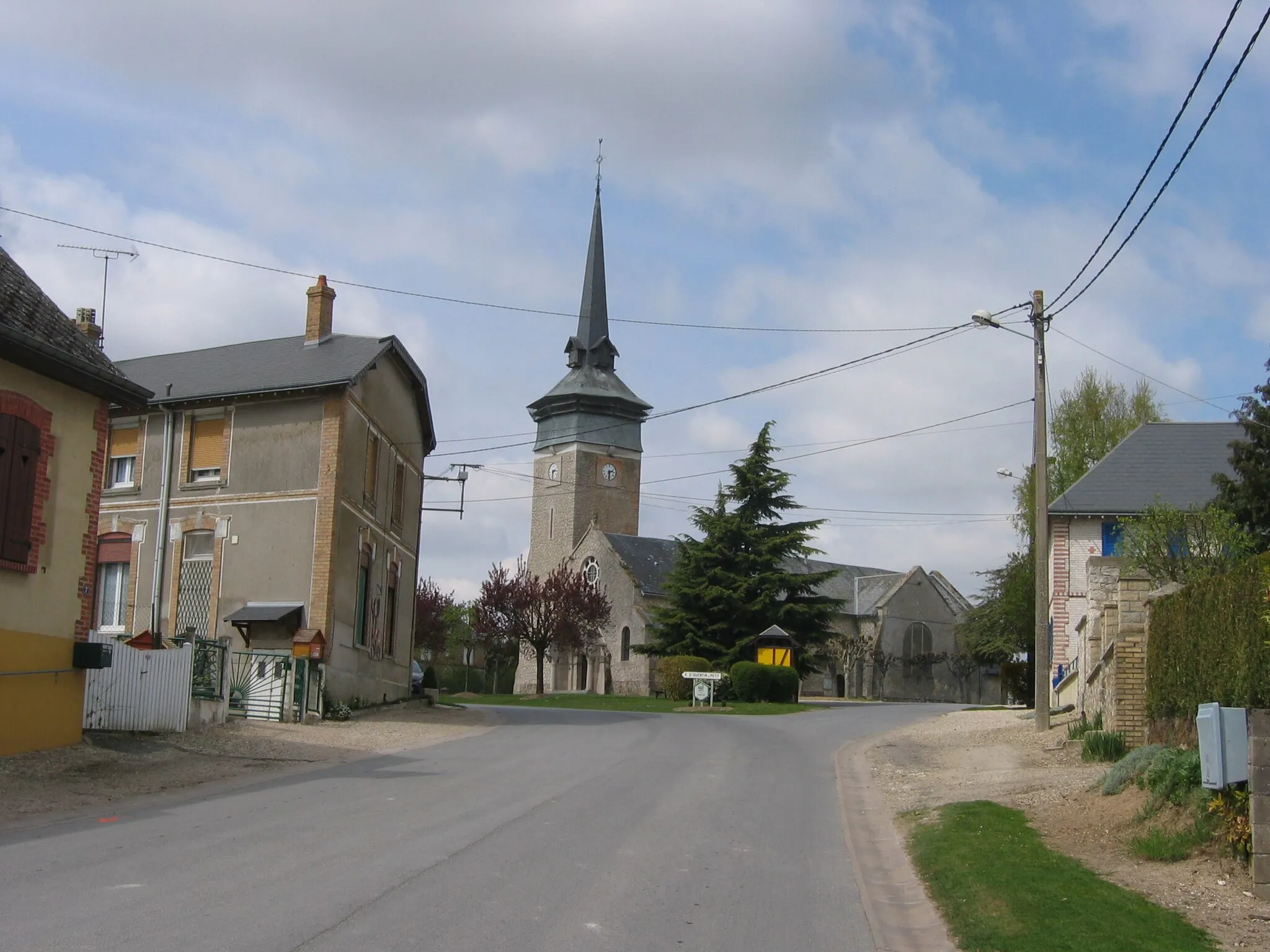 Photo showing: Arrivée sur l'église de Banogne - Banogne-Recouvrance Ardennes France