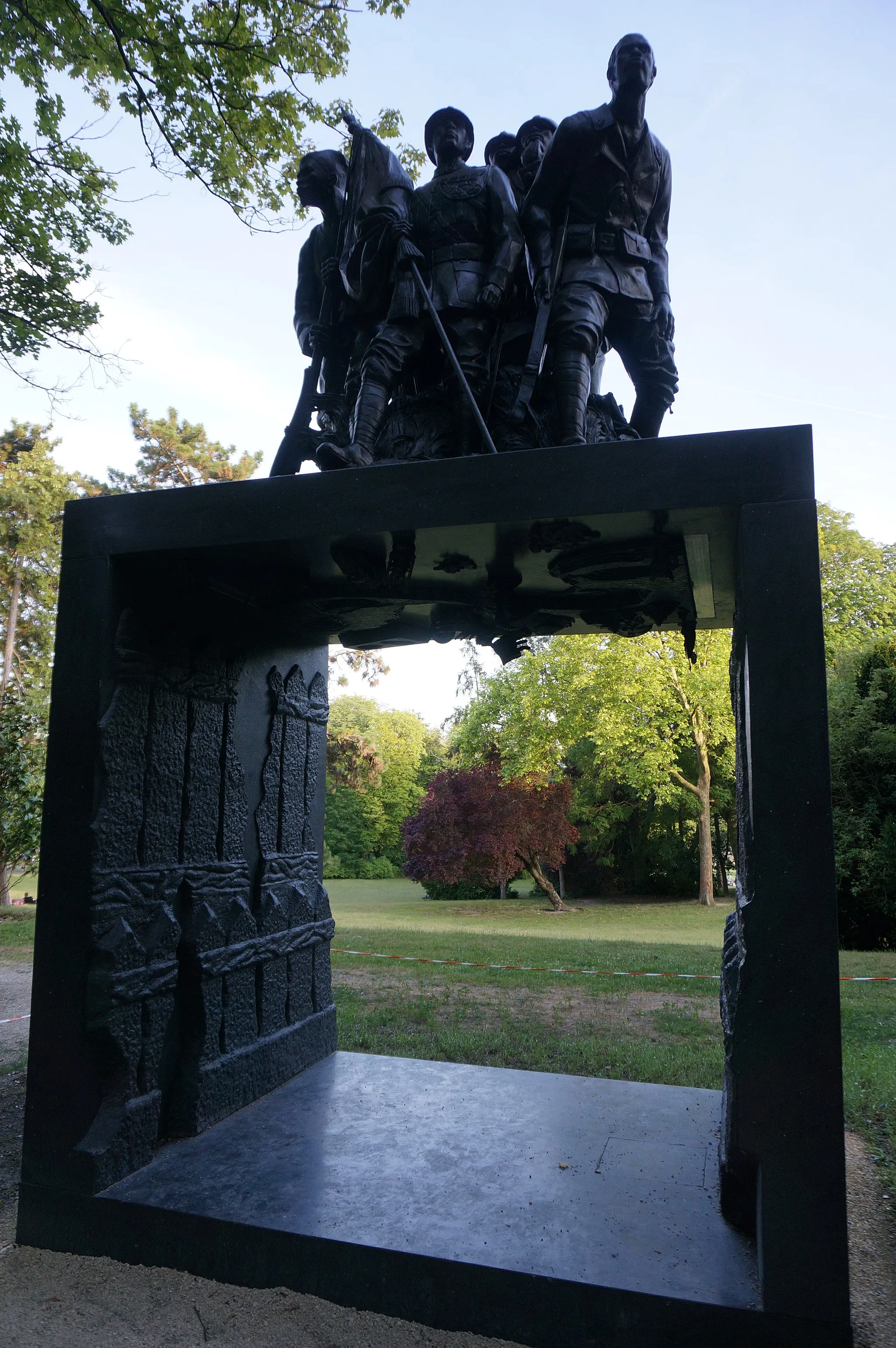 Photo showing: Monument à l'Armée Noire à la place de 2013.