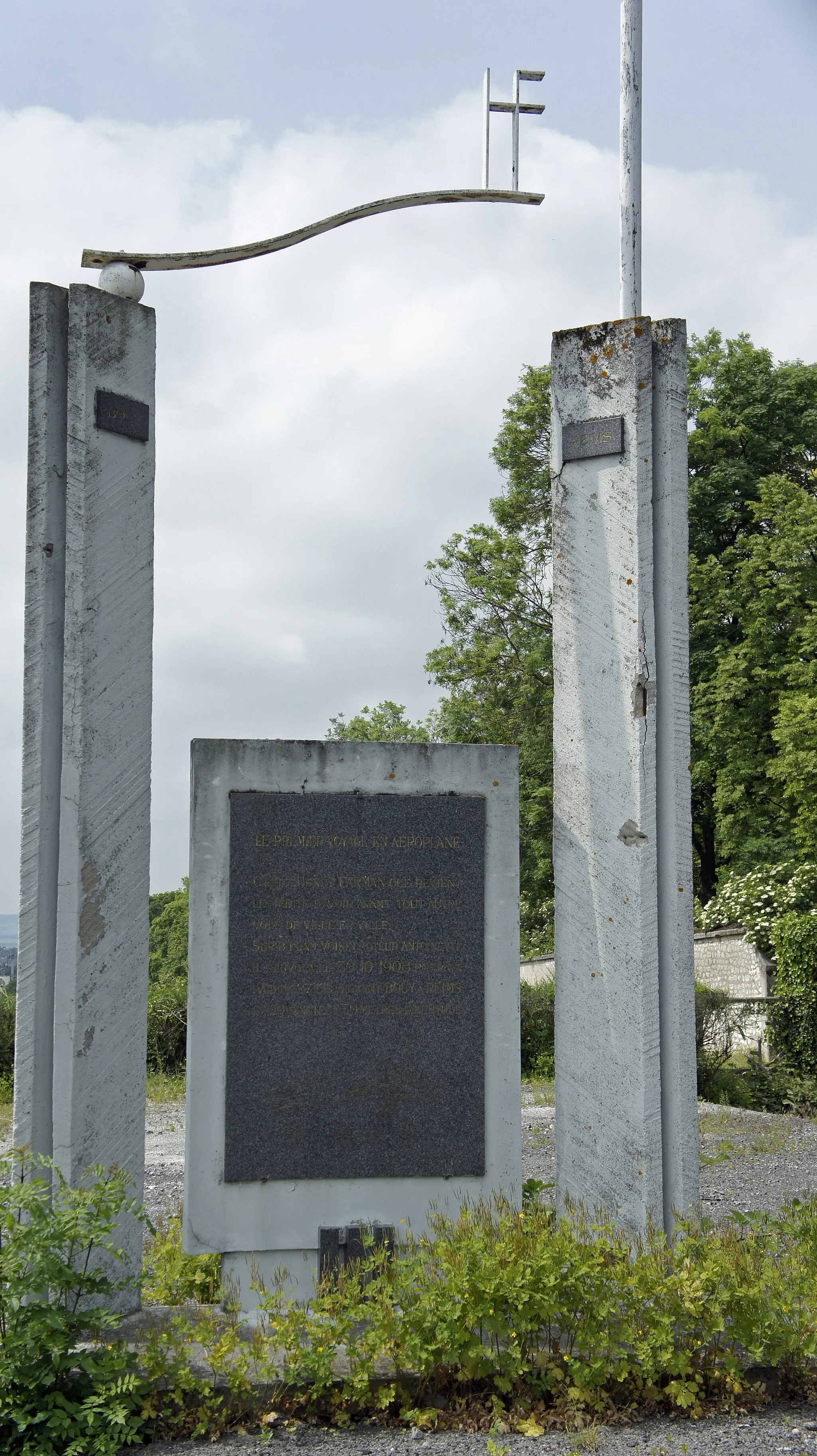 Photo showing: Monument en hommage au premier vol interville réalisé entre Reims et Bouy. Il est construit sur le lieu de l'aterrissage à Reims.