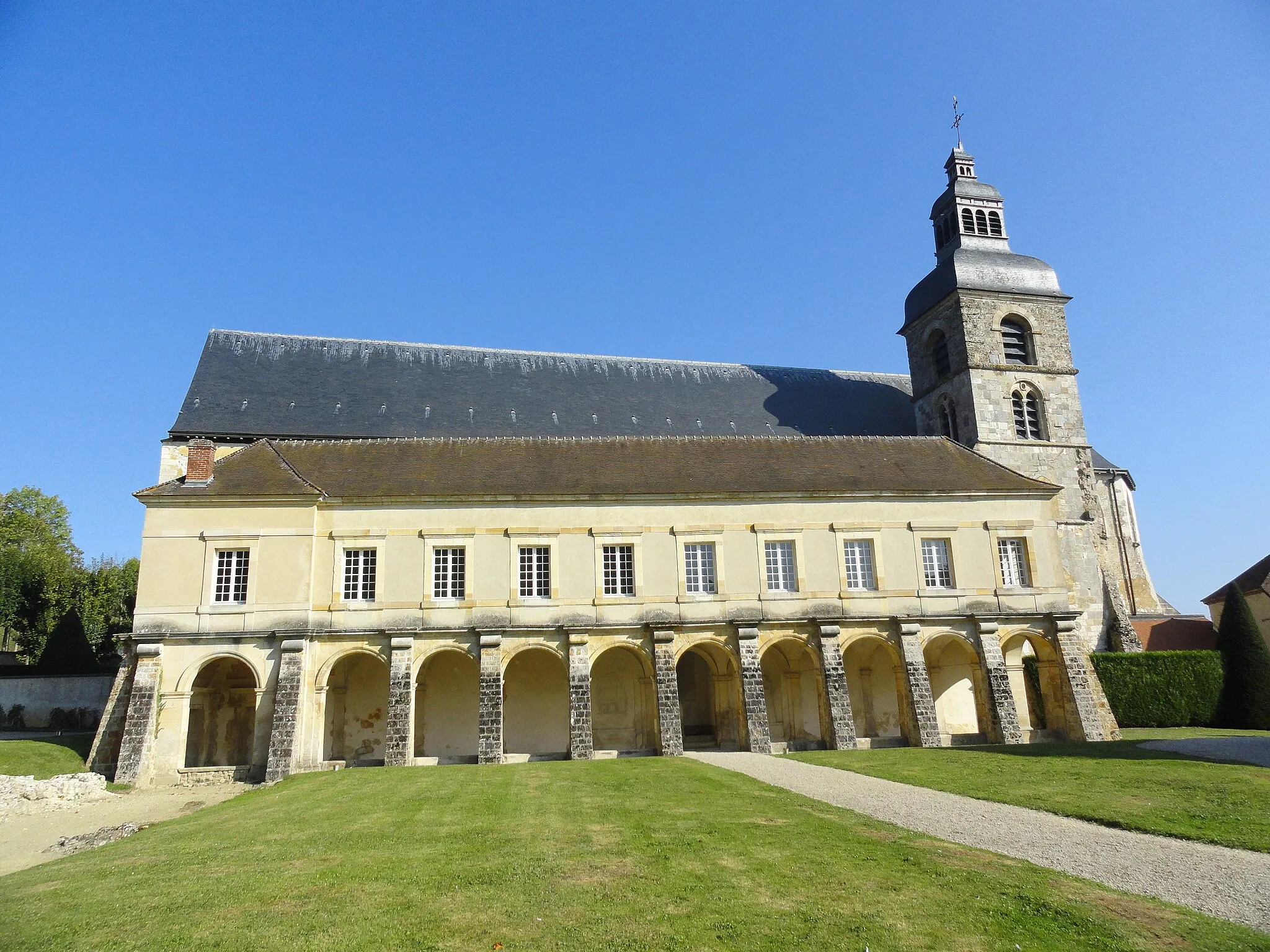 Photo showing: Vue de l'ancienne abbaye d'Hautvillers : le cloître et l'église abbatiale.